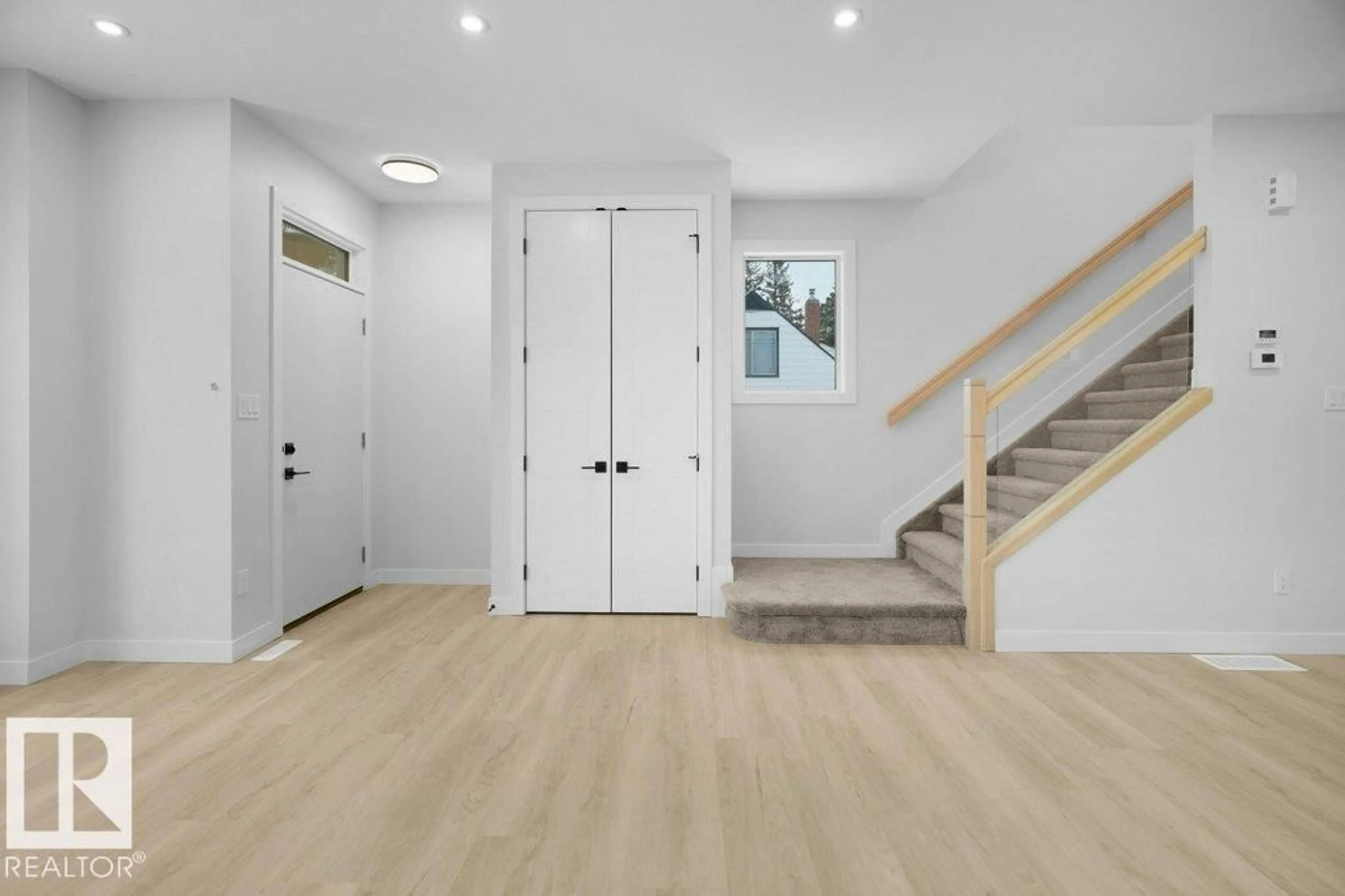 Indoor foyer for 10663 61 AV, Edmonton Alberta T6H1L8