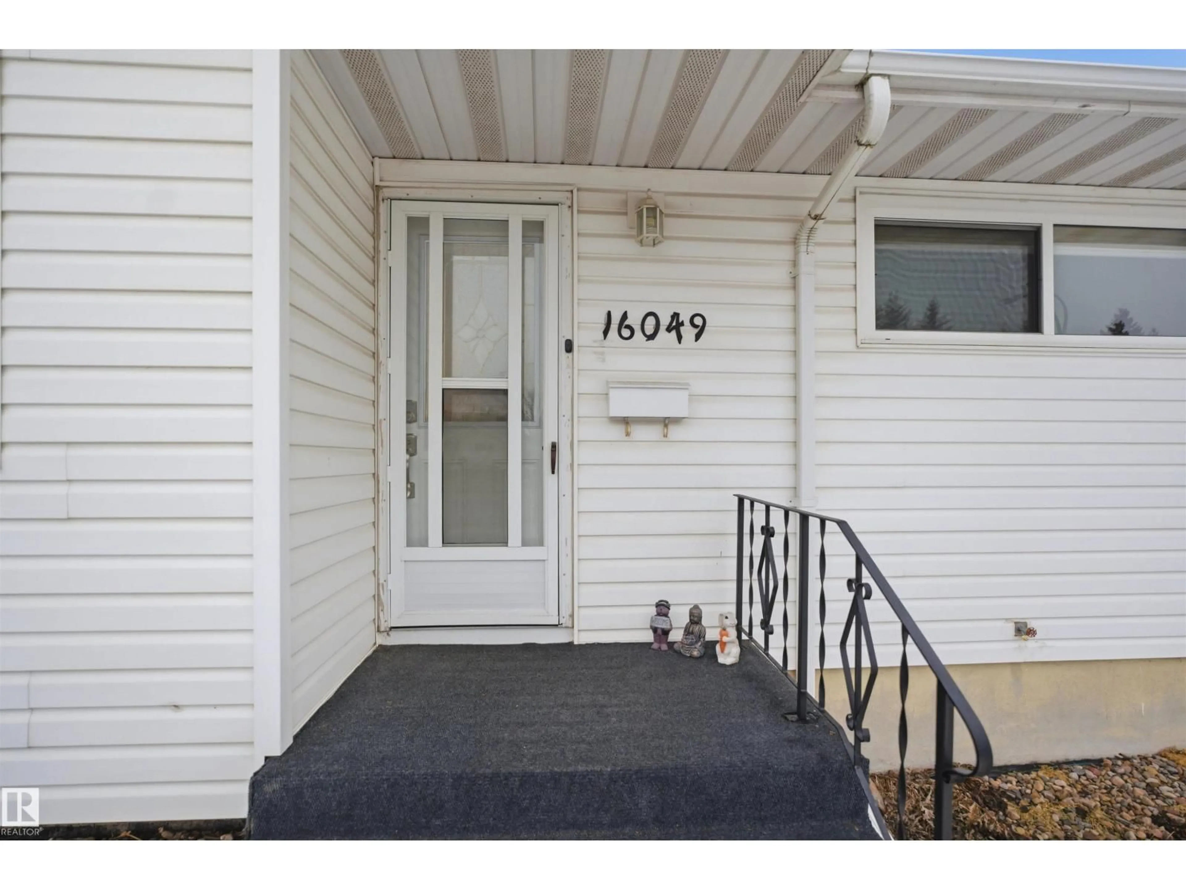 Indoor entryway for 16049 95 AV, Edmonton Alberta T5P0A8