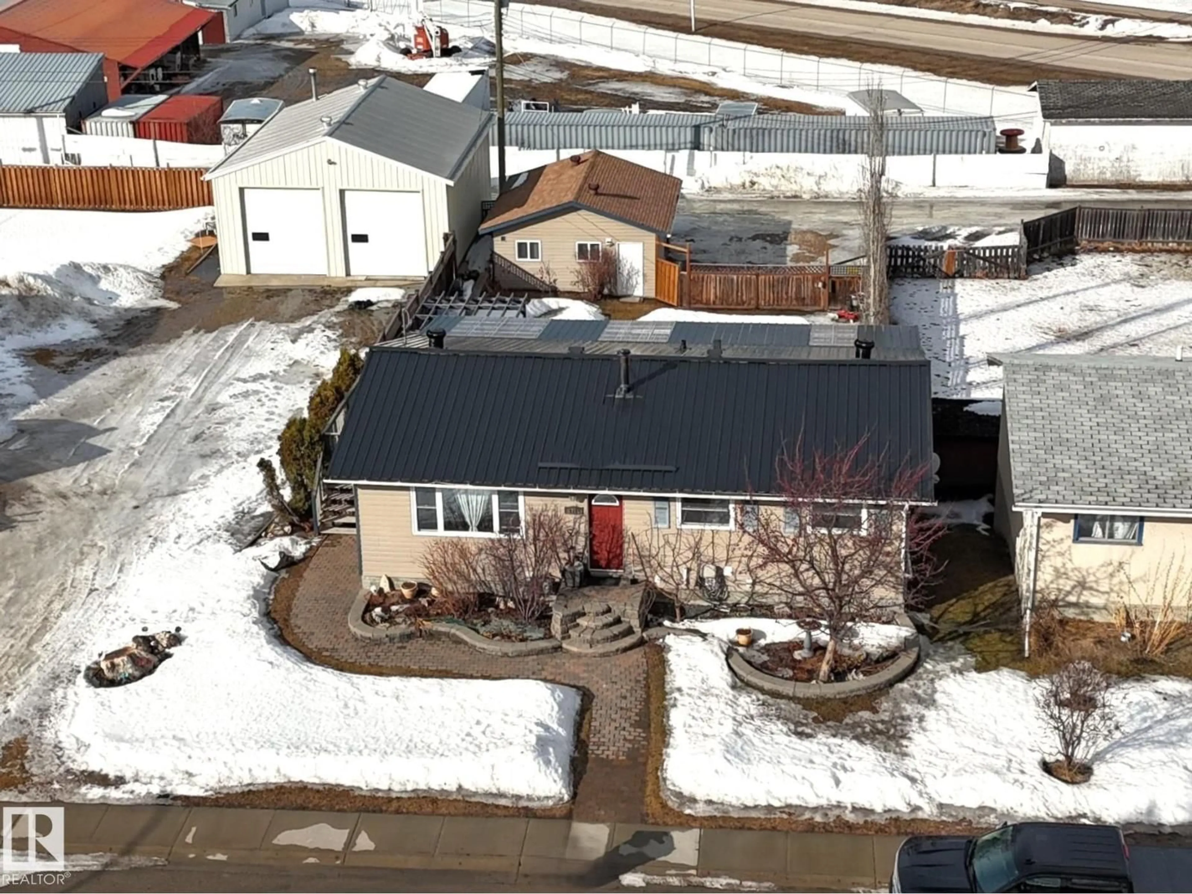 A pic from outside/outdoor area/front of a property/back of a property/a pic from drone, street for 4714 48 AV, Evansburg Alberta T0E0T0