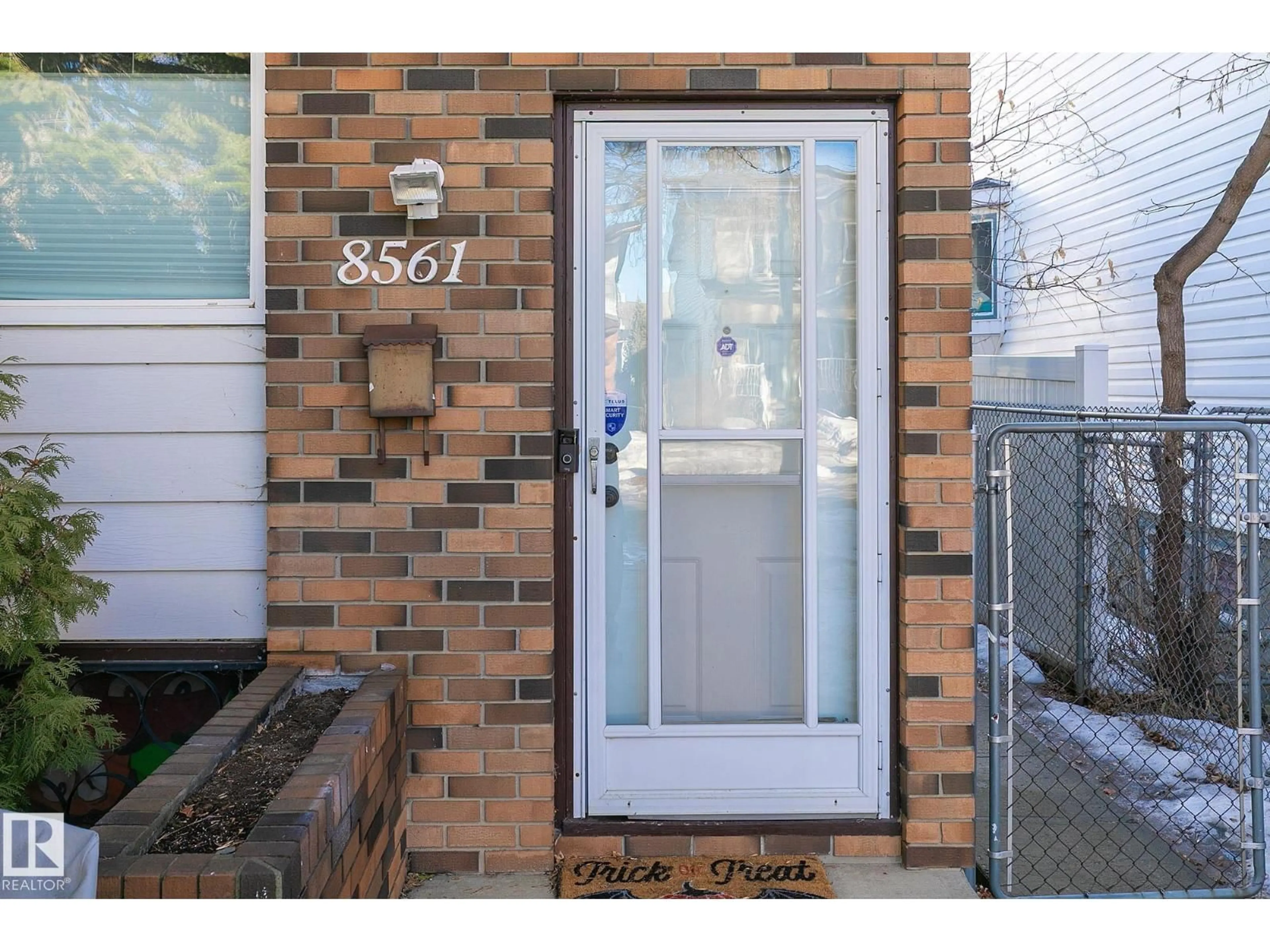Indoor entryway for 8561 89 ST, Edmonton Alberta T6C3K4