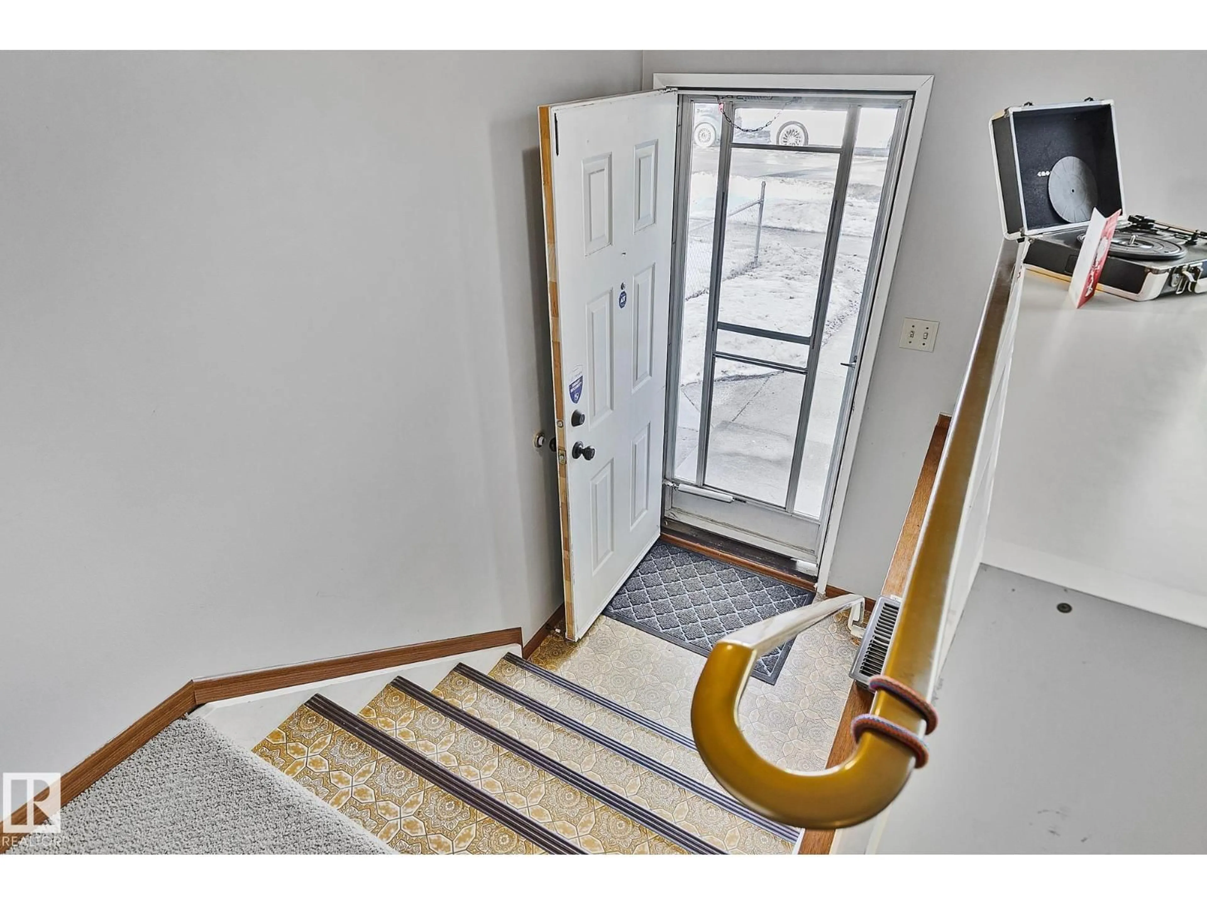 Indoor entryway for 8561 89 ST, Edmonton Alberta T6C3K4