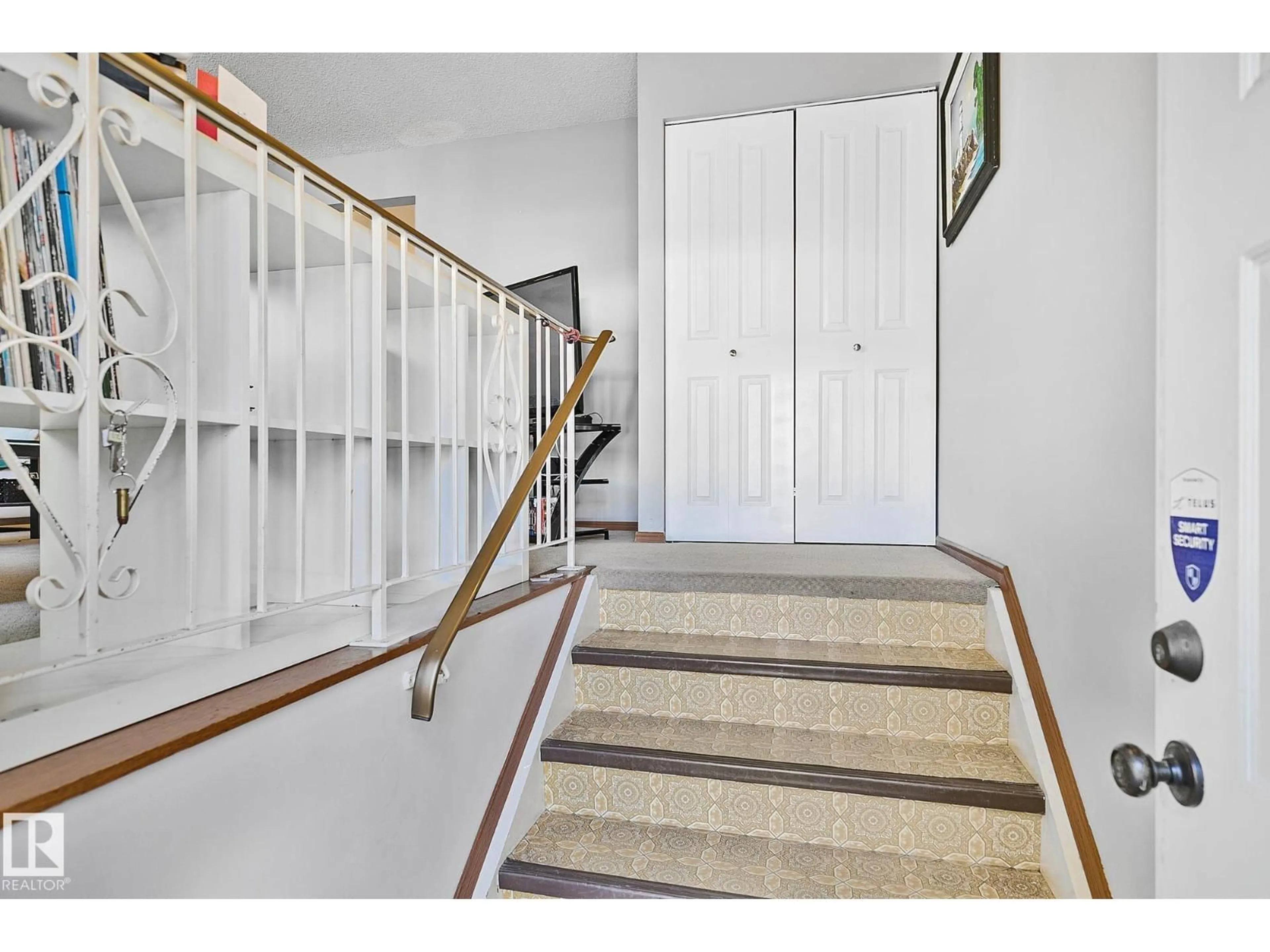 Indoor foyer for 8561 89 ST, Edmonton Alberta T6C3K4