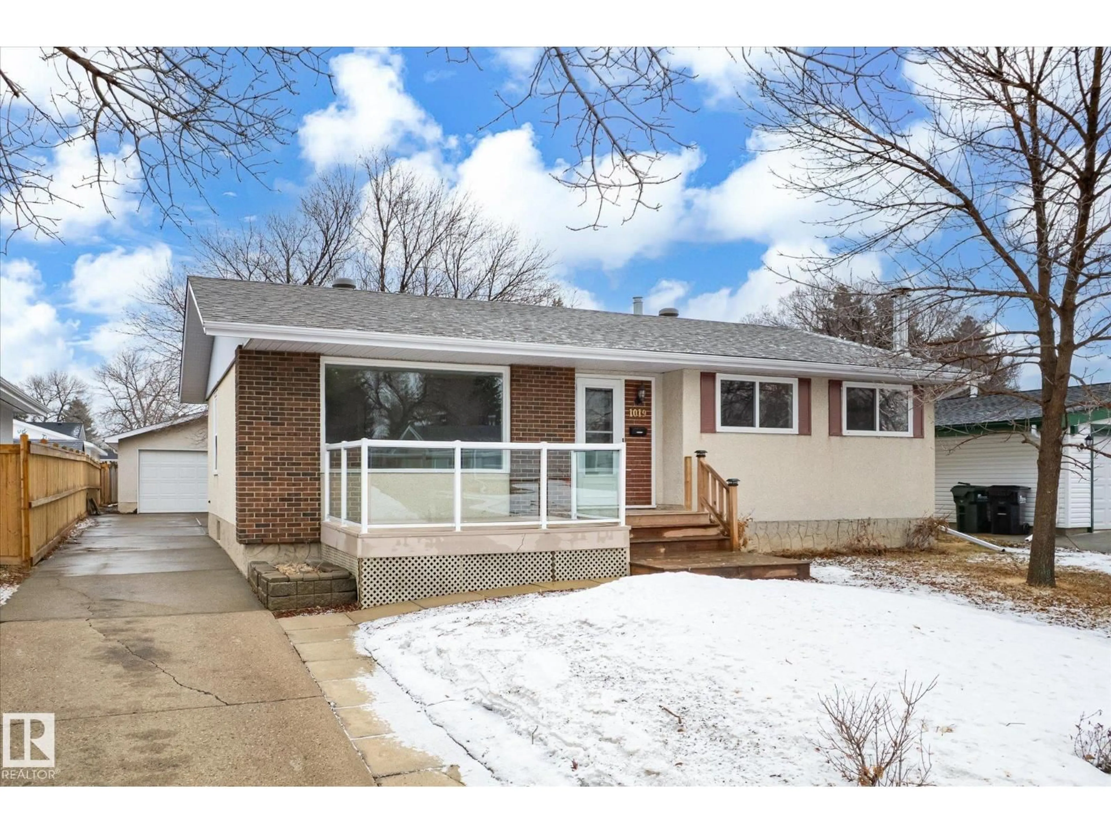 Home with vinyl exterior material, street for 1019 MONY PENNY CR, Sherwood Park Alberta T8A1C2