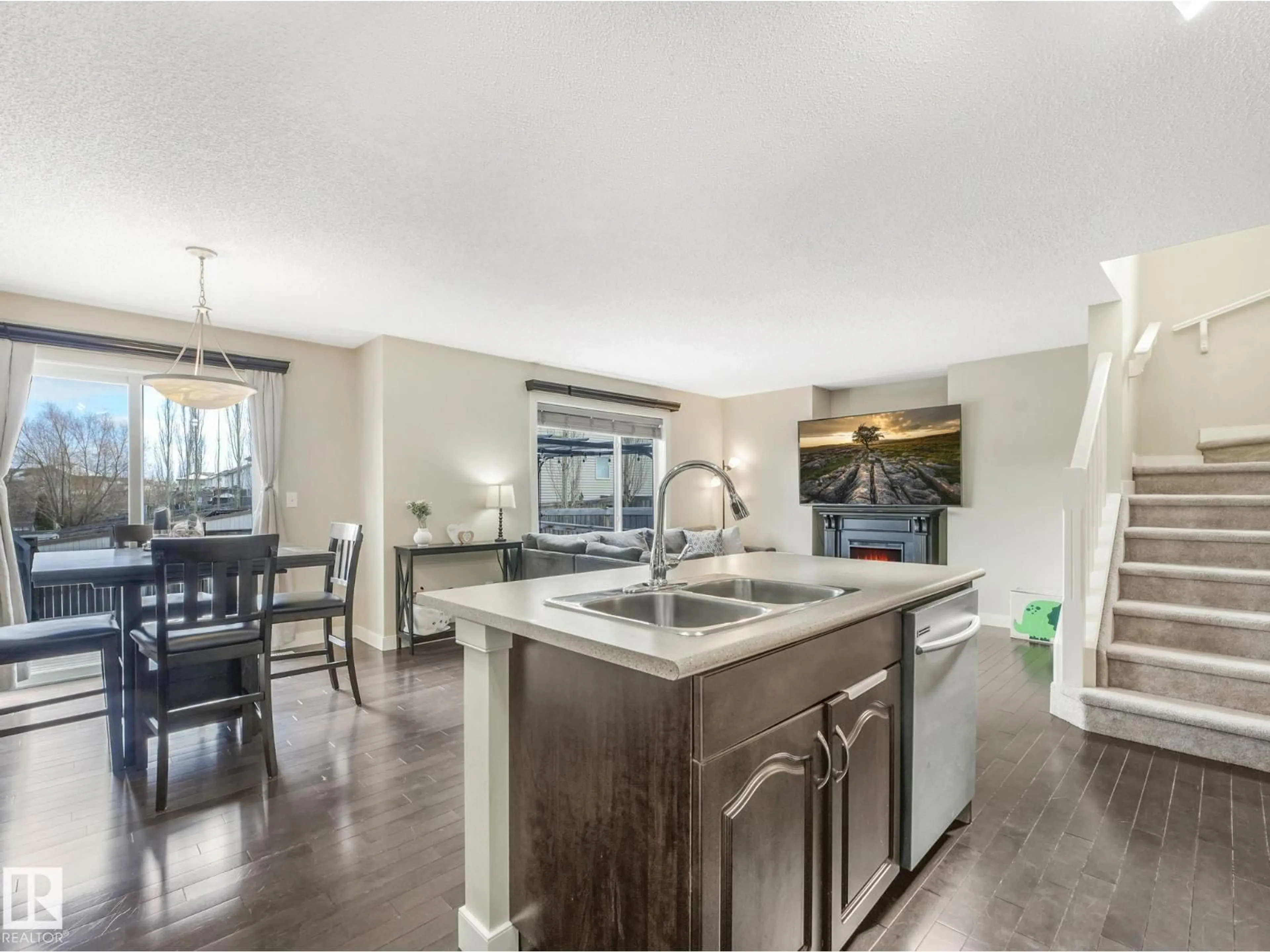 Open concept kitchen, ceramic/tile floor for 6032 SUNBROOK LD, Sherwood Park Alberta T8H0J5
