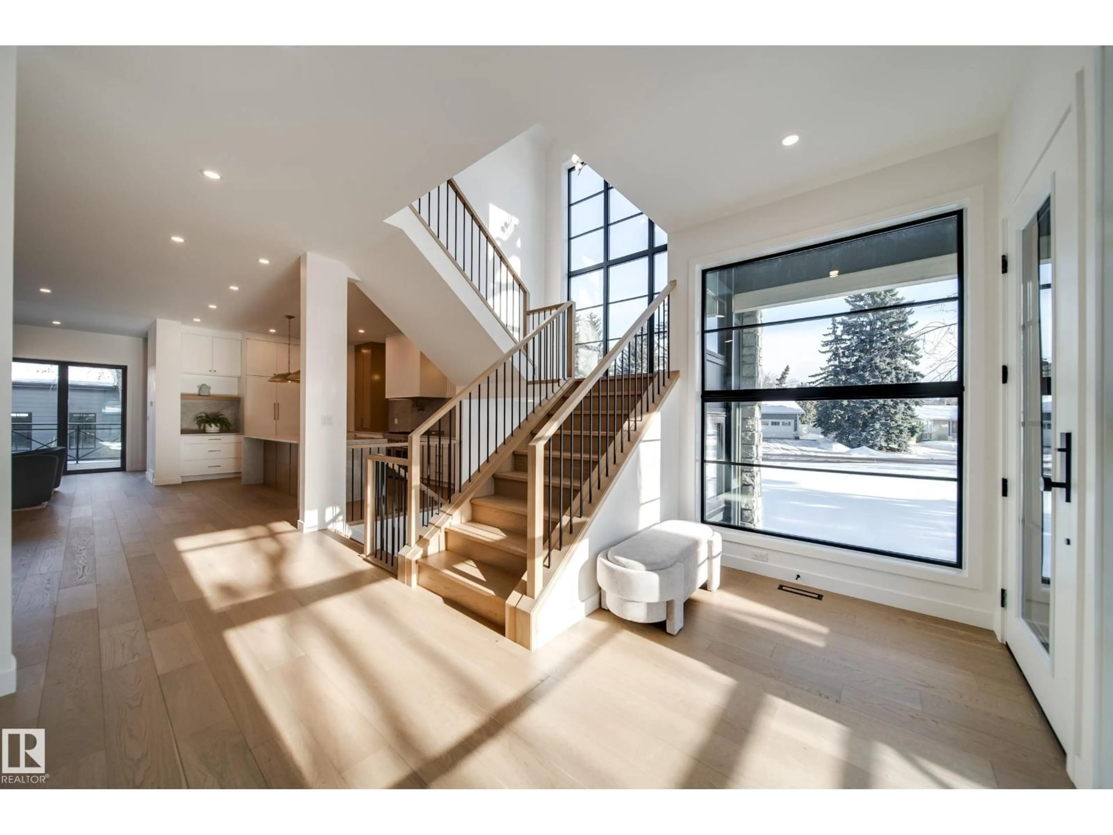 Indoor foyer for NW - 13804 85 AV, Edmonton Alberta T5R3Y7