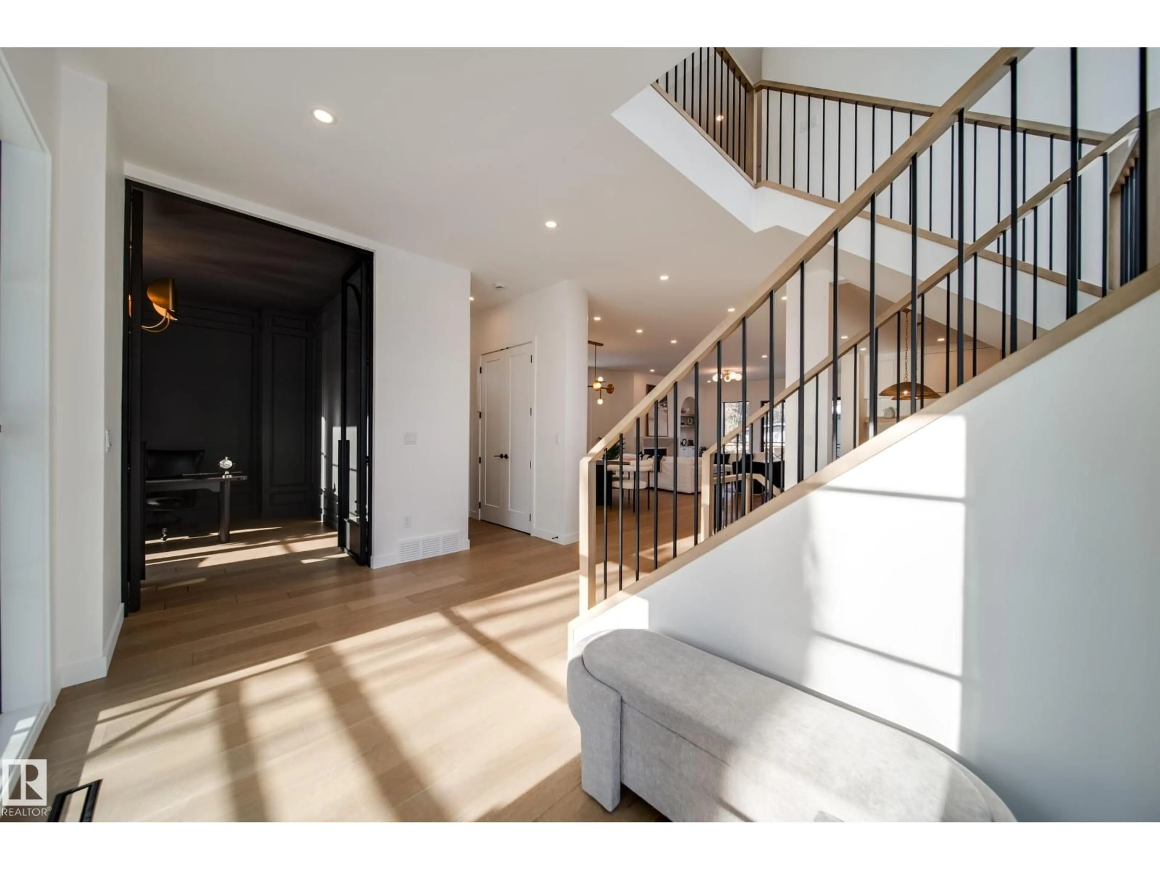 Indoor foyer for NW - 13804 85 AV, Edmonton Alberta T5R3Y7