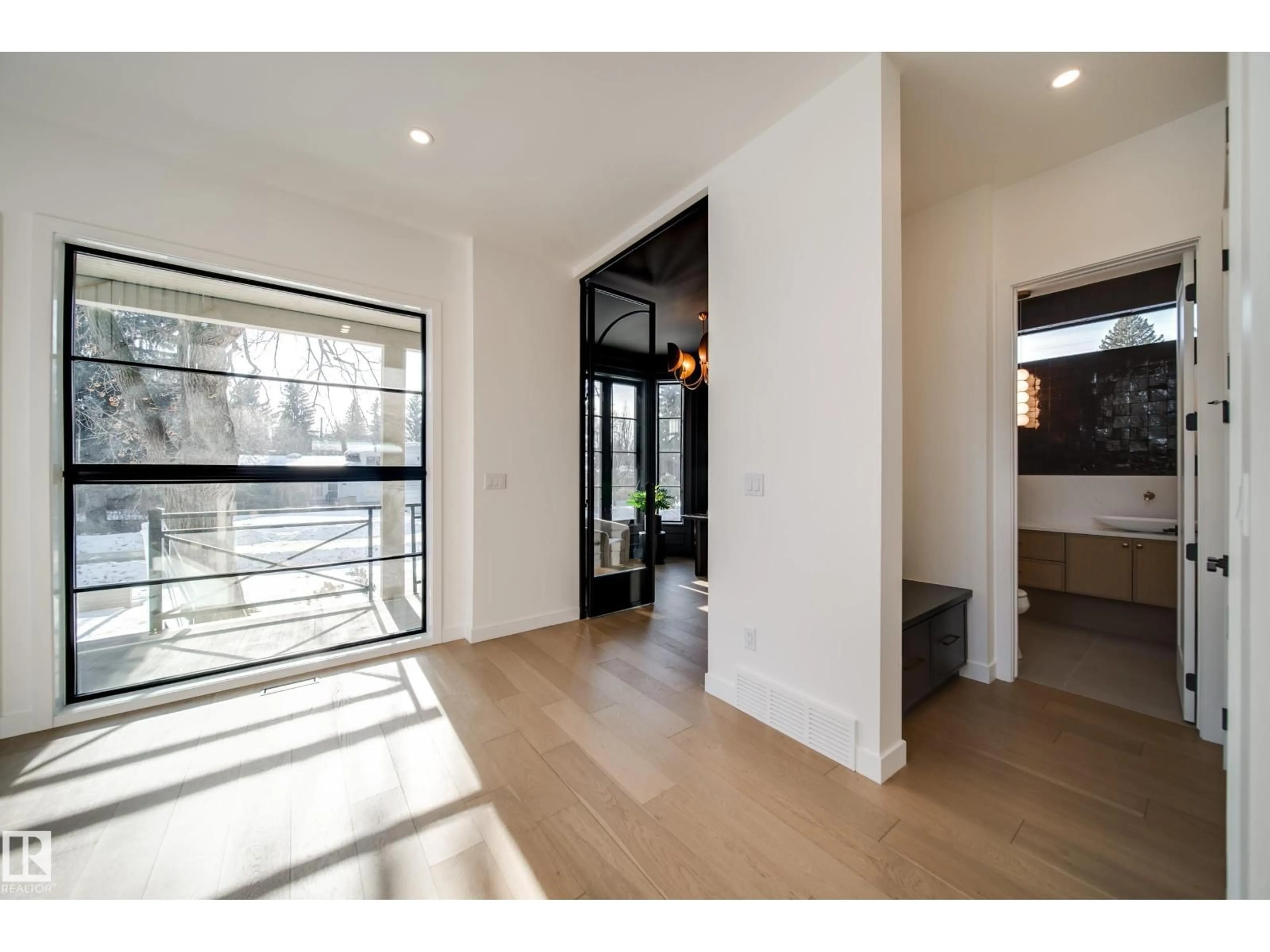 Indoor foyer for NW - 13804 85 AV, Edmonton Alberta T5R3Y7