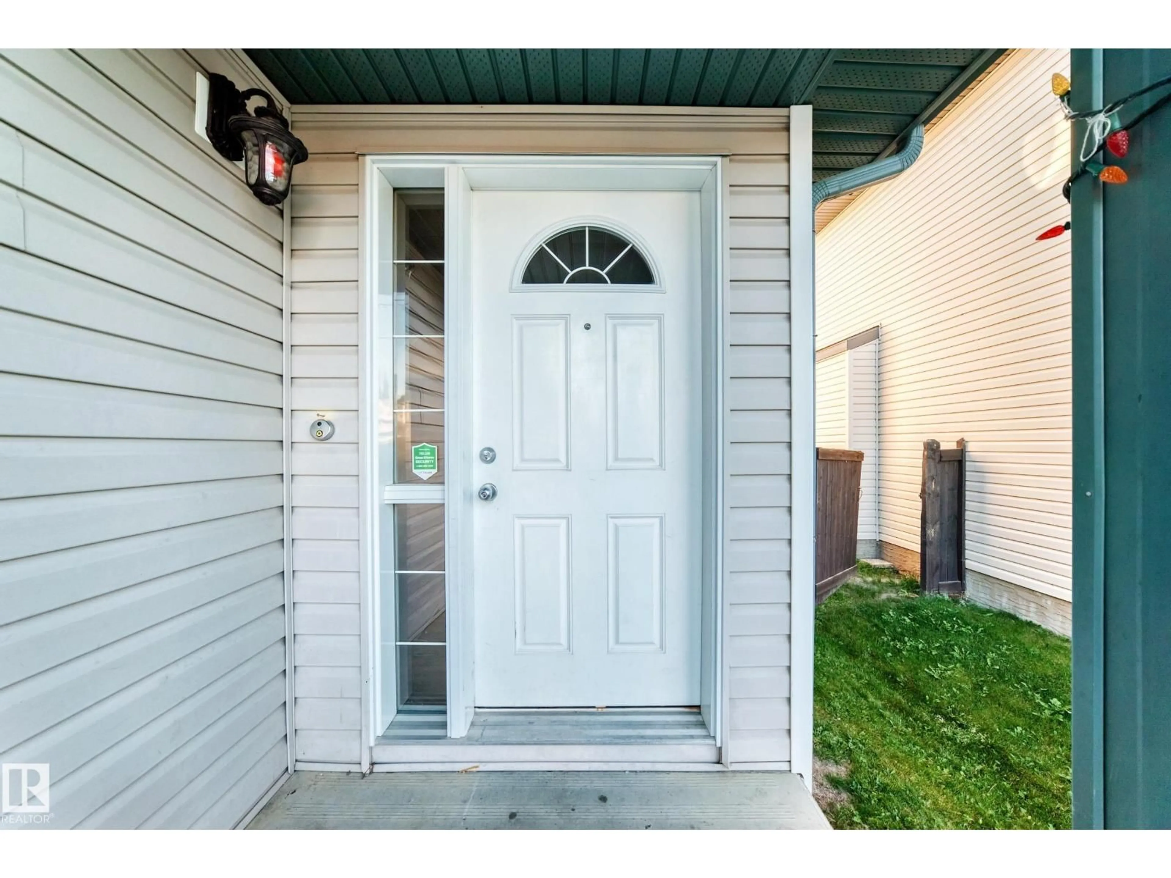 Indoor entryway for 14 SPRING, Spruce Grove Alberta T7X3K3