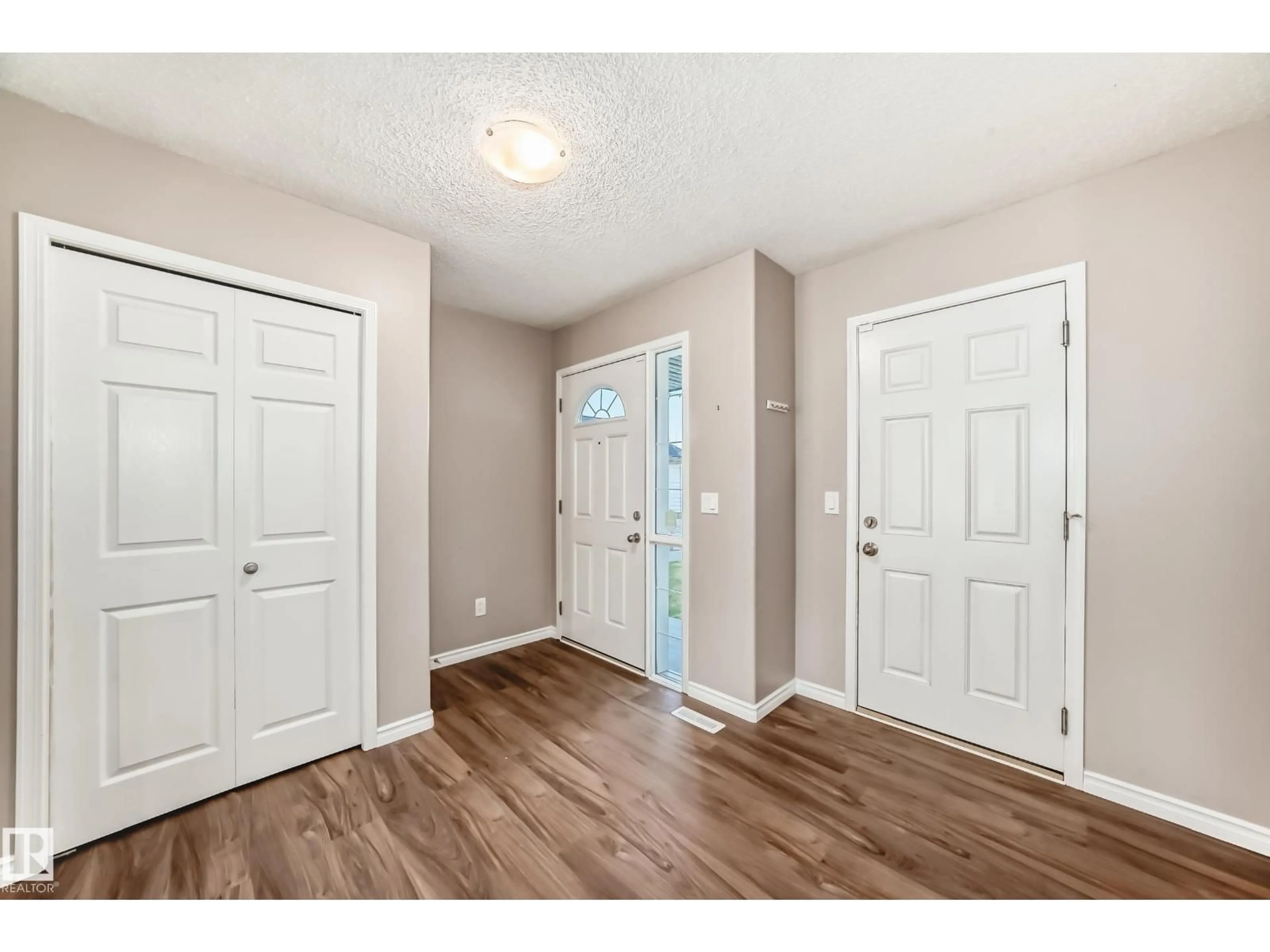Indoor entryway for 14 SPRING, Spruce Grove Alberta T7X3K3