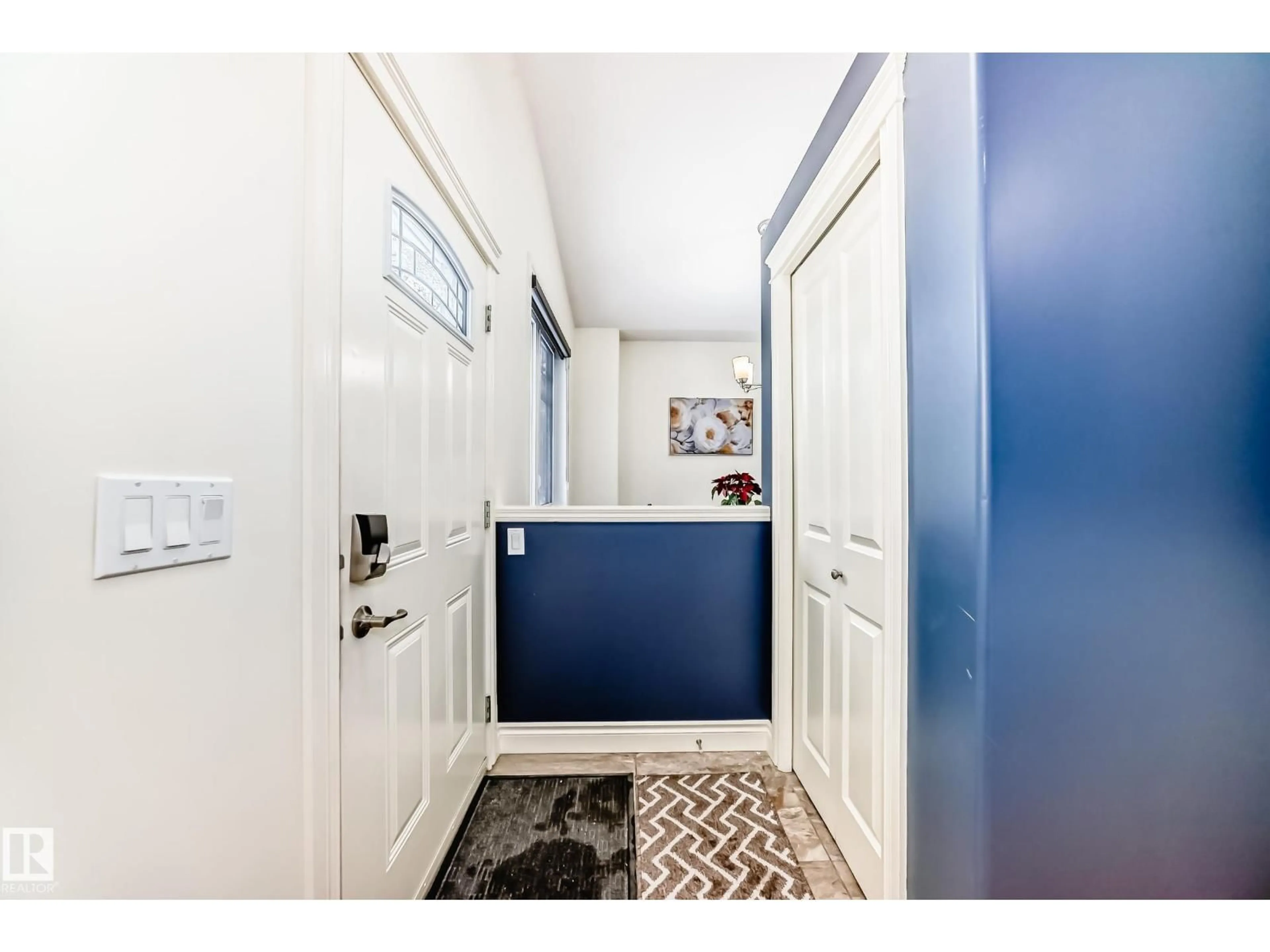 Indoor entryway for 11410 92 STREET, Edmonton Alberta T5G0Z5