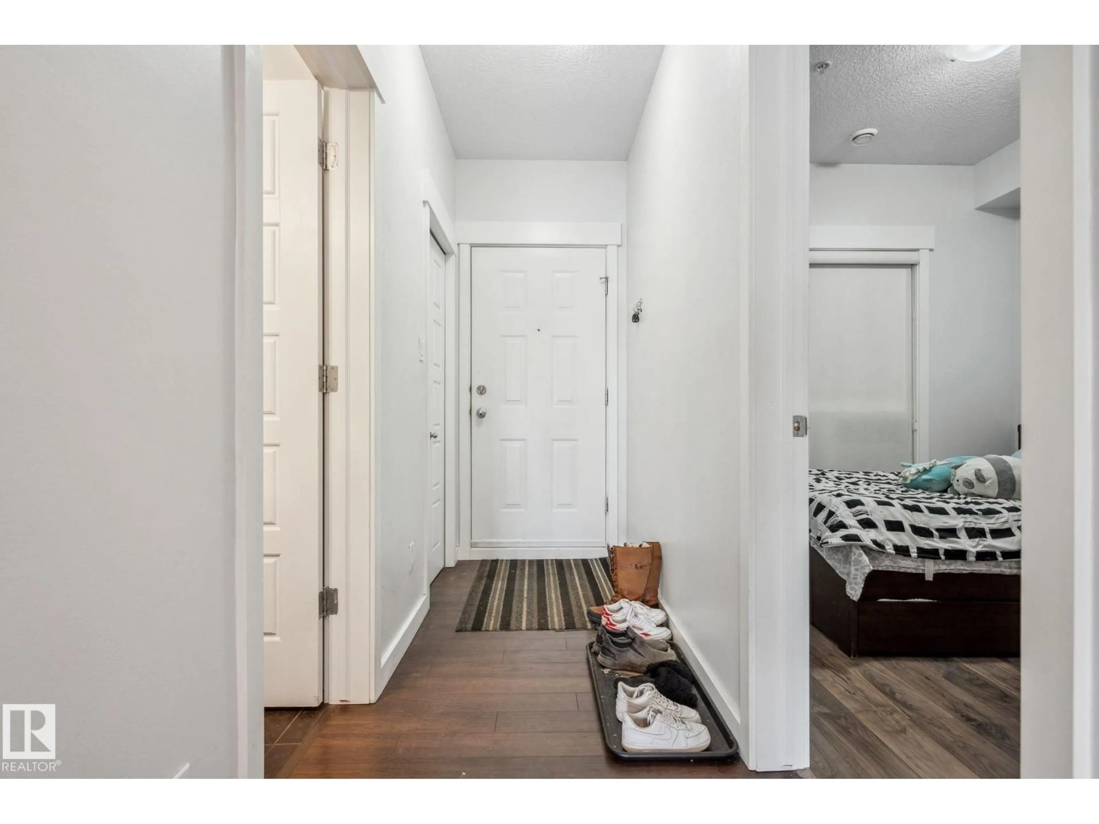 Indoor entryway for #209 - 10518 113 ST, Edmonton Alberta T5H0C6