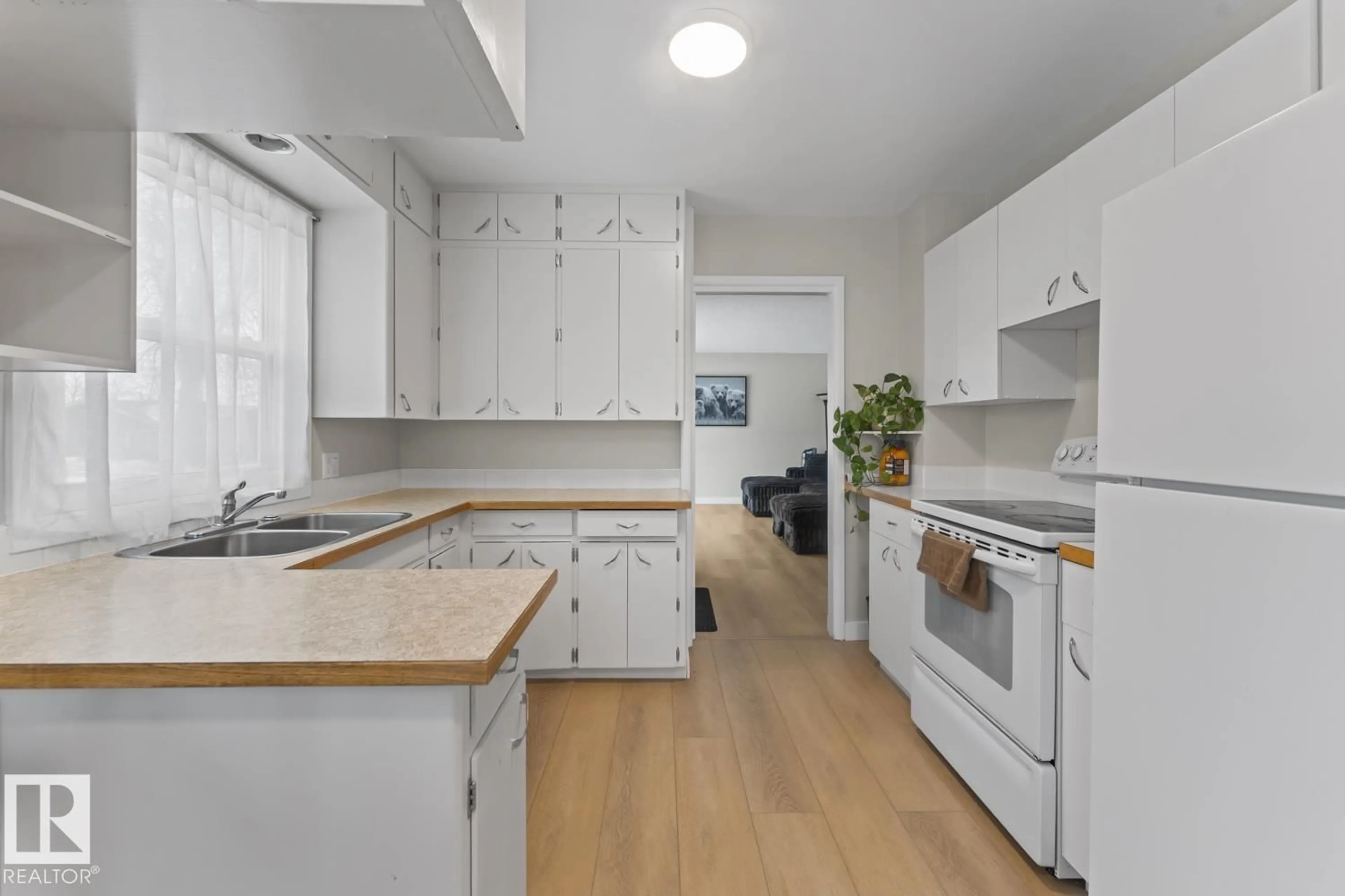 Standard kitchen, unknown for 4507 49 ST, Bonnyville Town Alberta T9N2J1