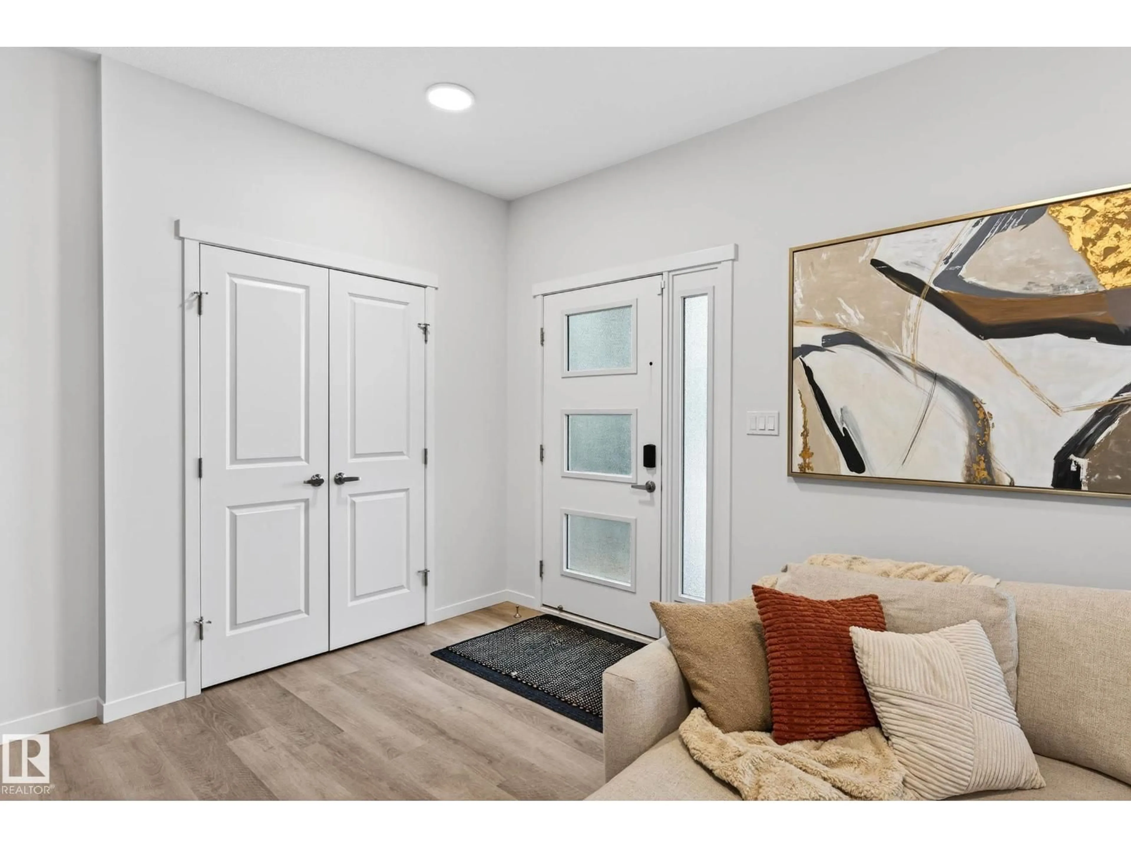 Indoor entryway for 6127 CARR RD, Edmonton Alberta T5E6Y4