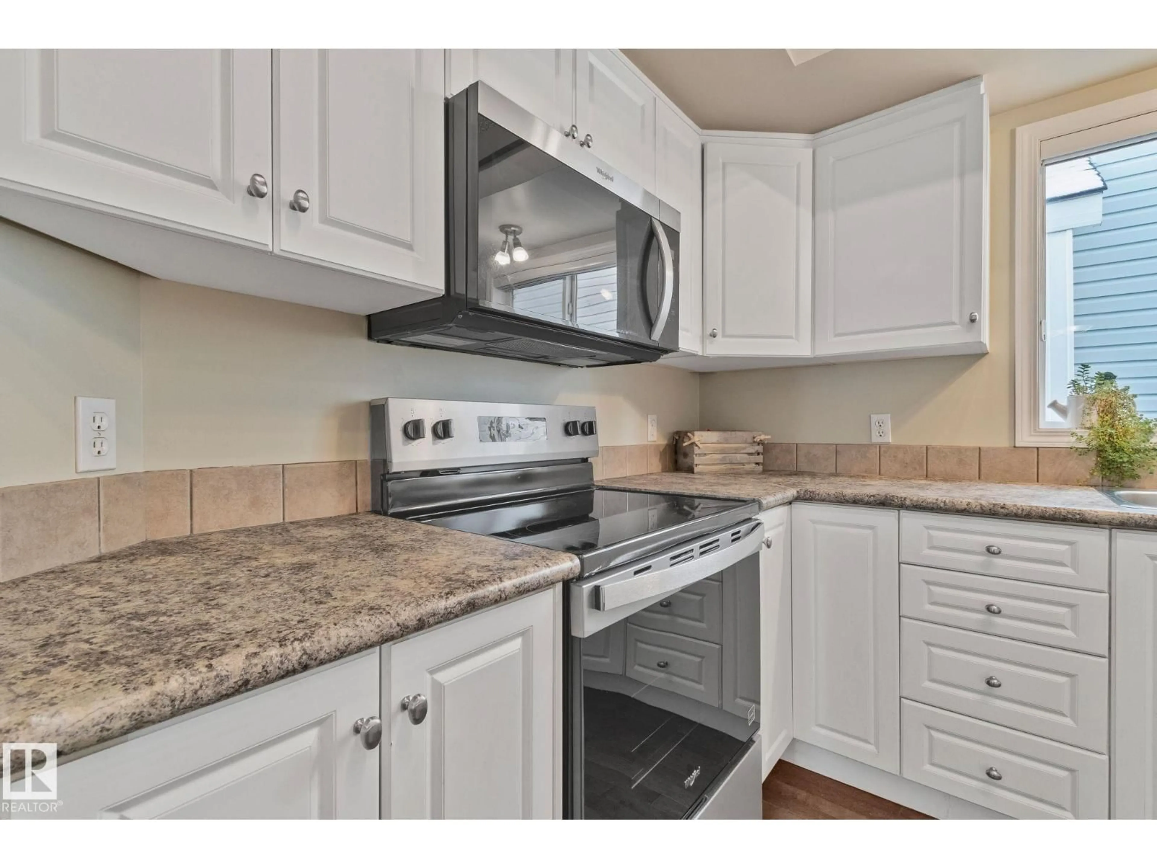 Standard kitchen, unknown for 7811 14 AV SW, Edmonton Alberta T6X1H3