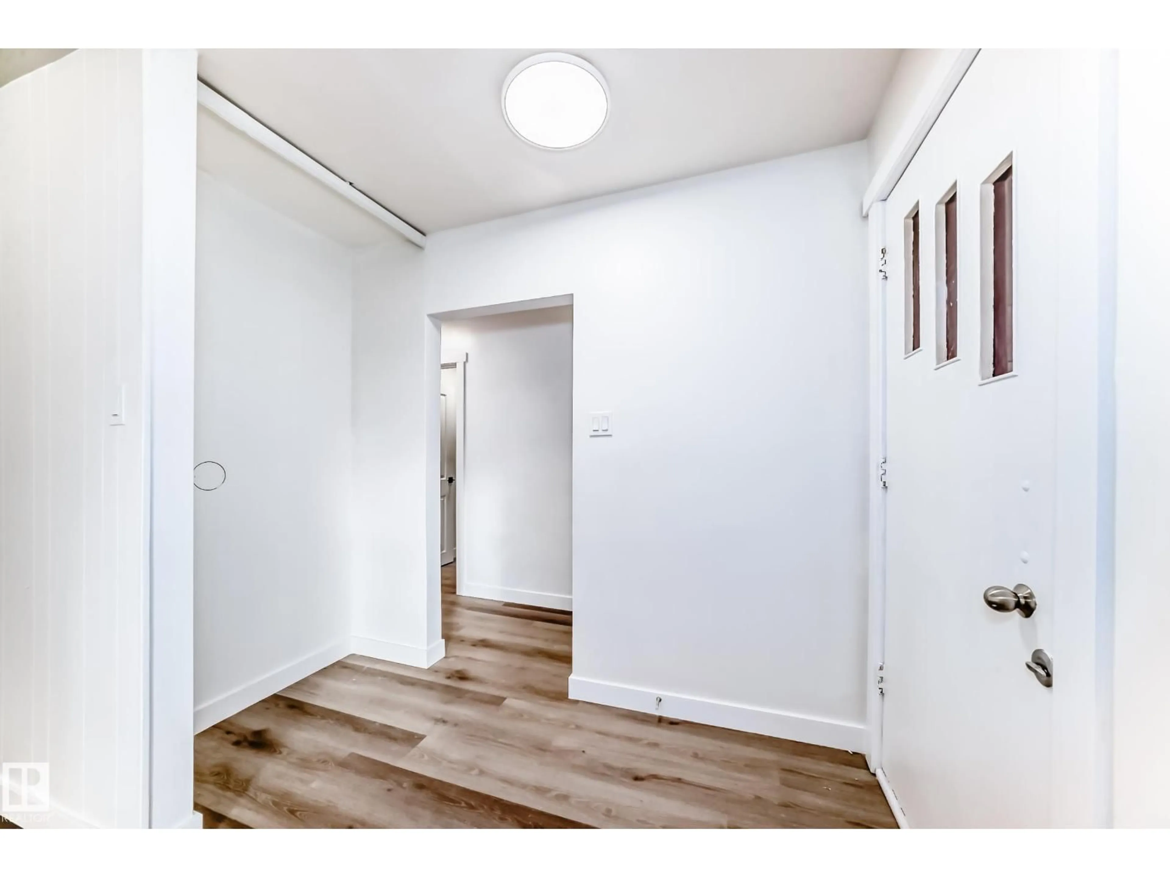 Indoor entryway for 9126 152 ST, Edmonton Alberta T5R1M4