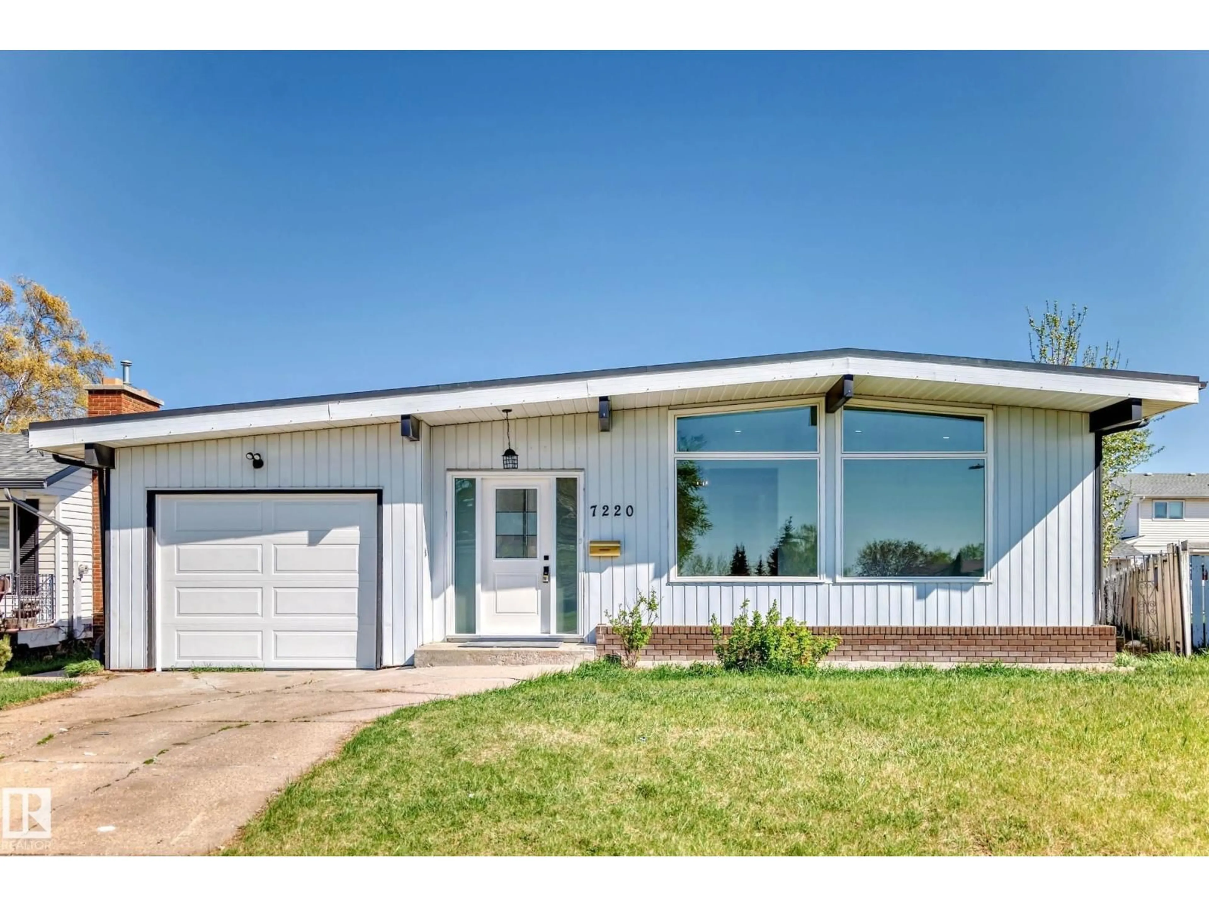 Home with vinyl exterior material, unknown for 7220 152A AVE, Edmonton Alberta T5C2Z4