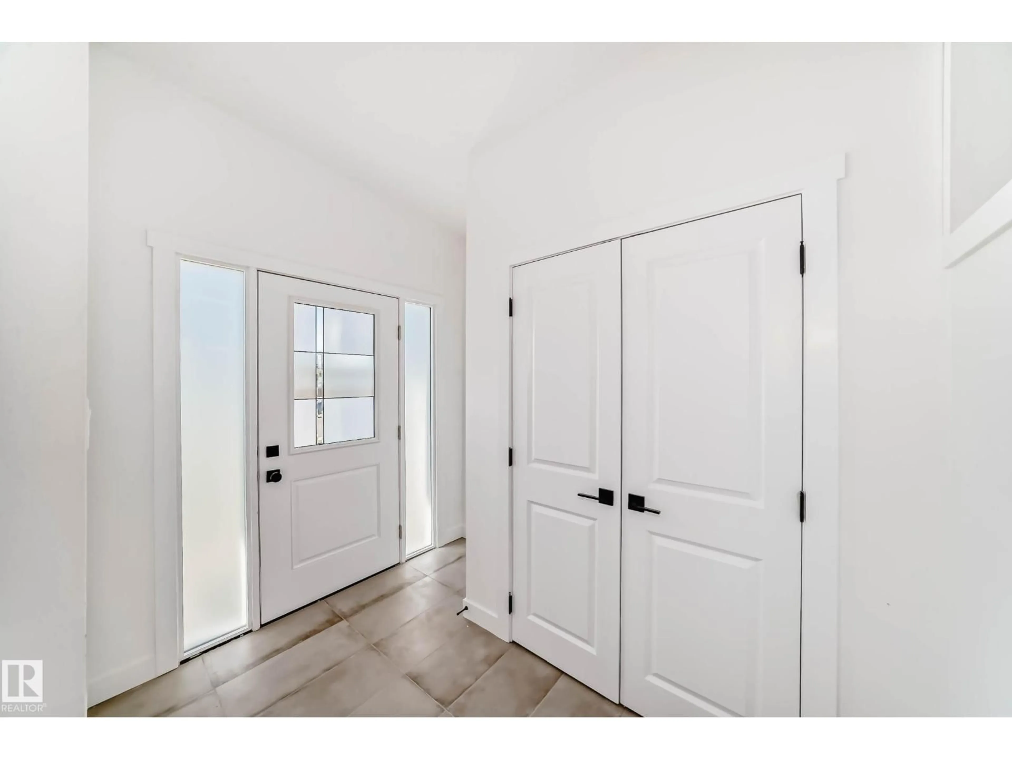 Indoor entryway for 7220 152A AVE, Edmonton Alberta T5C2Z4