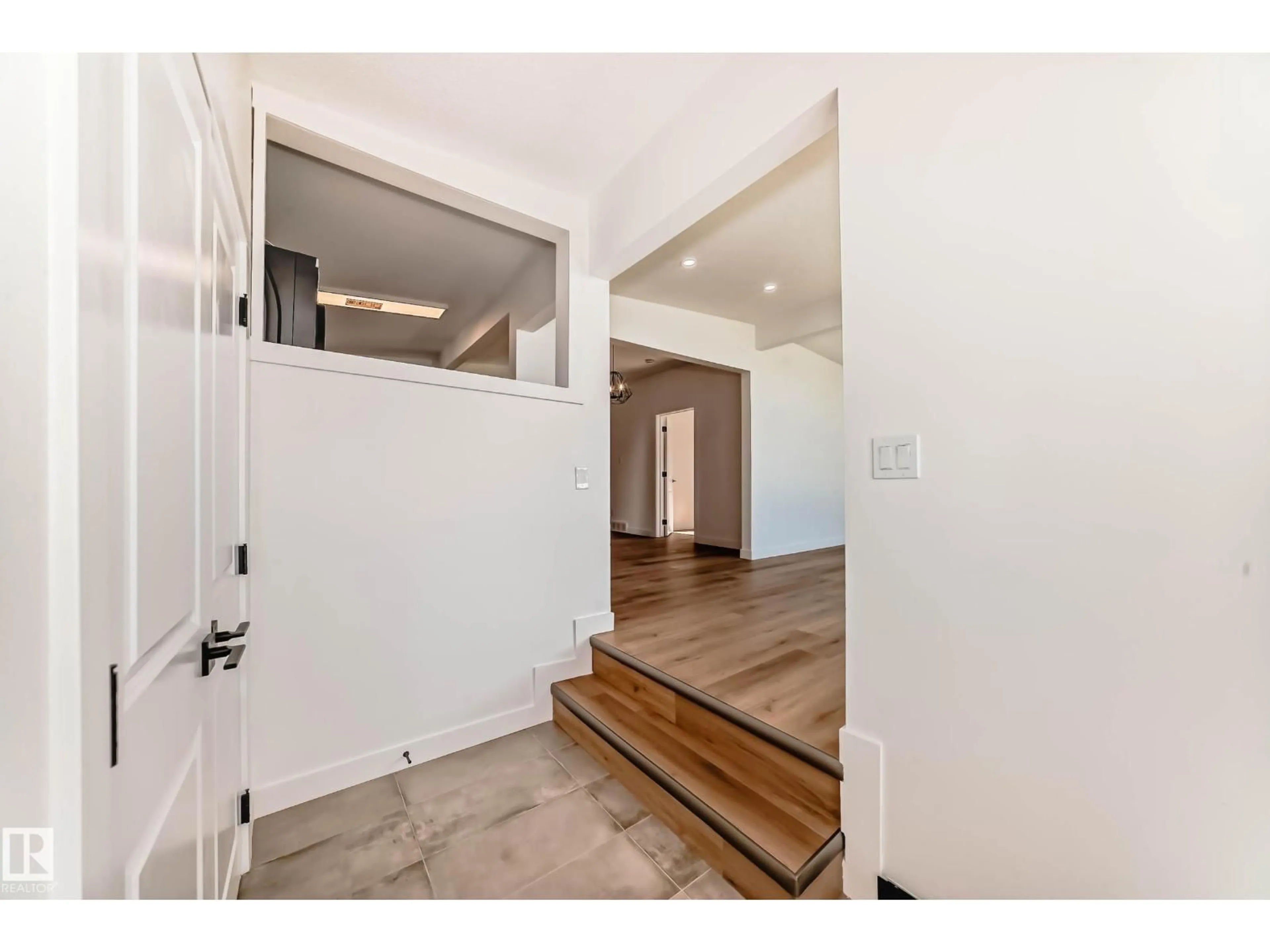 Indoor entryway for 7220 152A AVE, Edmonton Alberta T5C2Z4