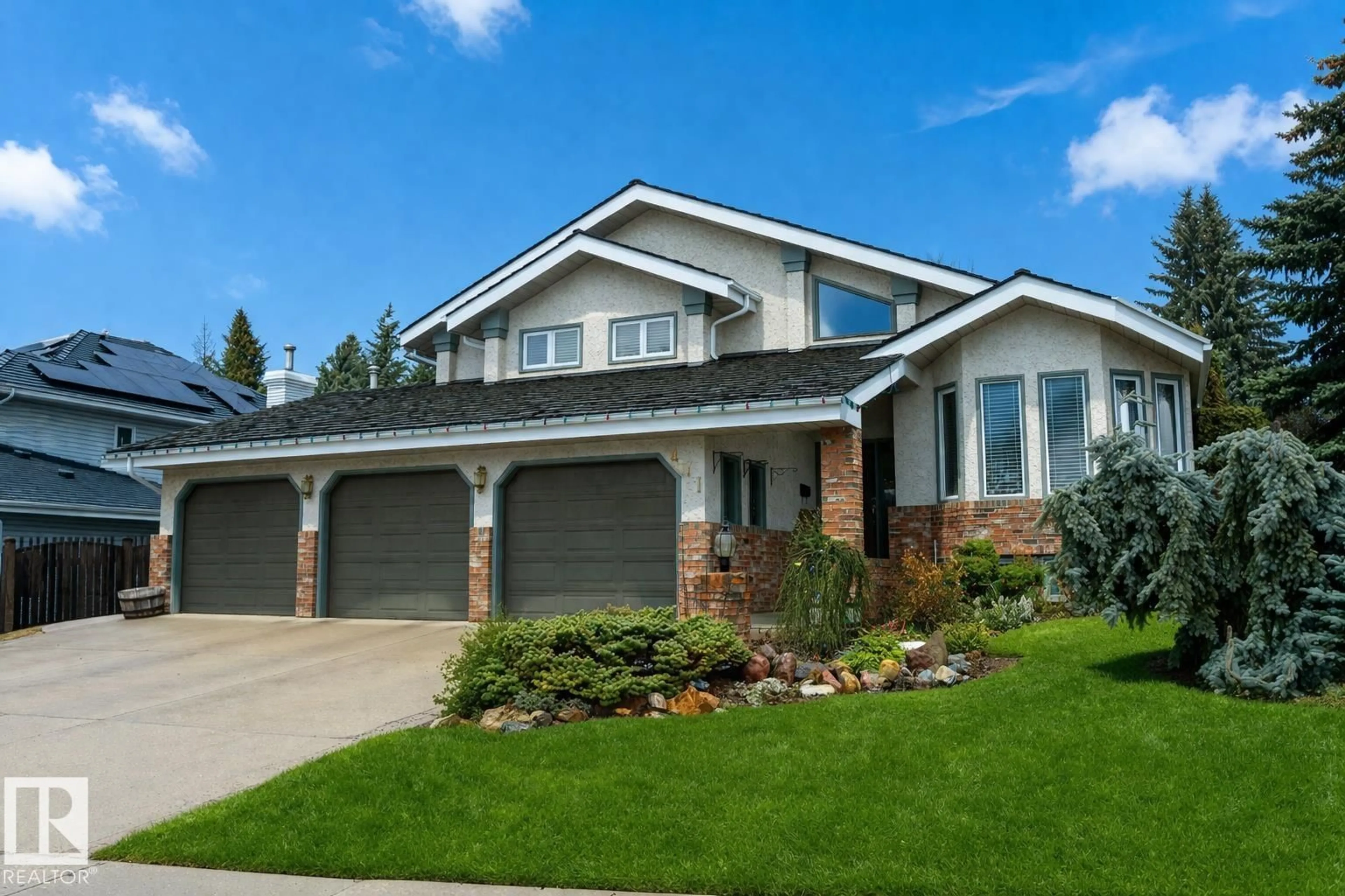 Home with vinyl exterior material, street for 471 RONNING ST, Edmonton Alberta T6R1Z2