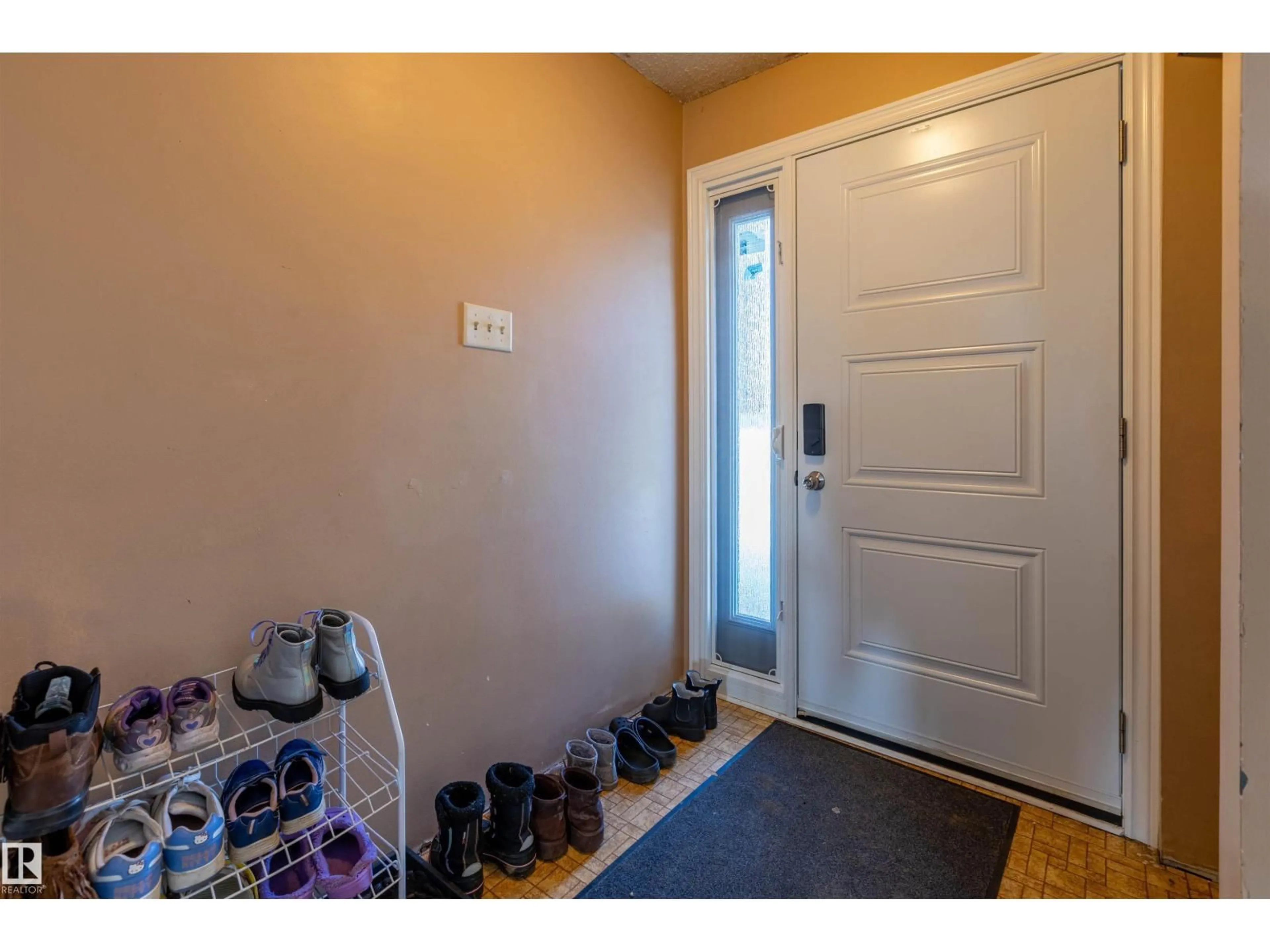 Indoor entryway for 207 GRANDIN DR, Morinville Alberta T8R1H5