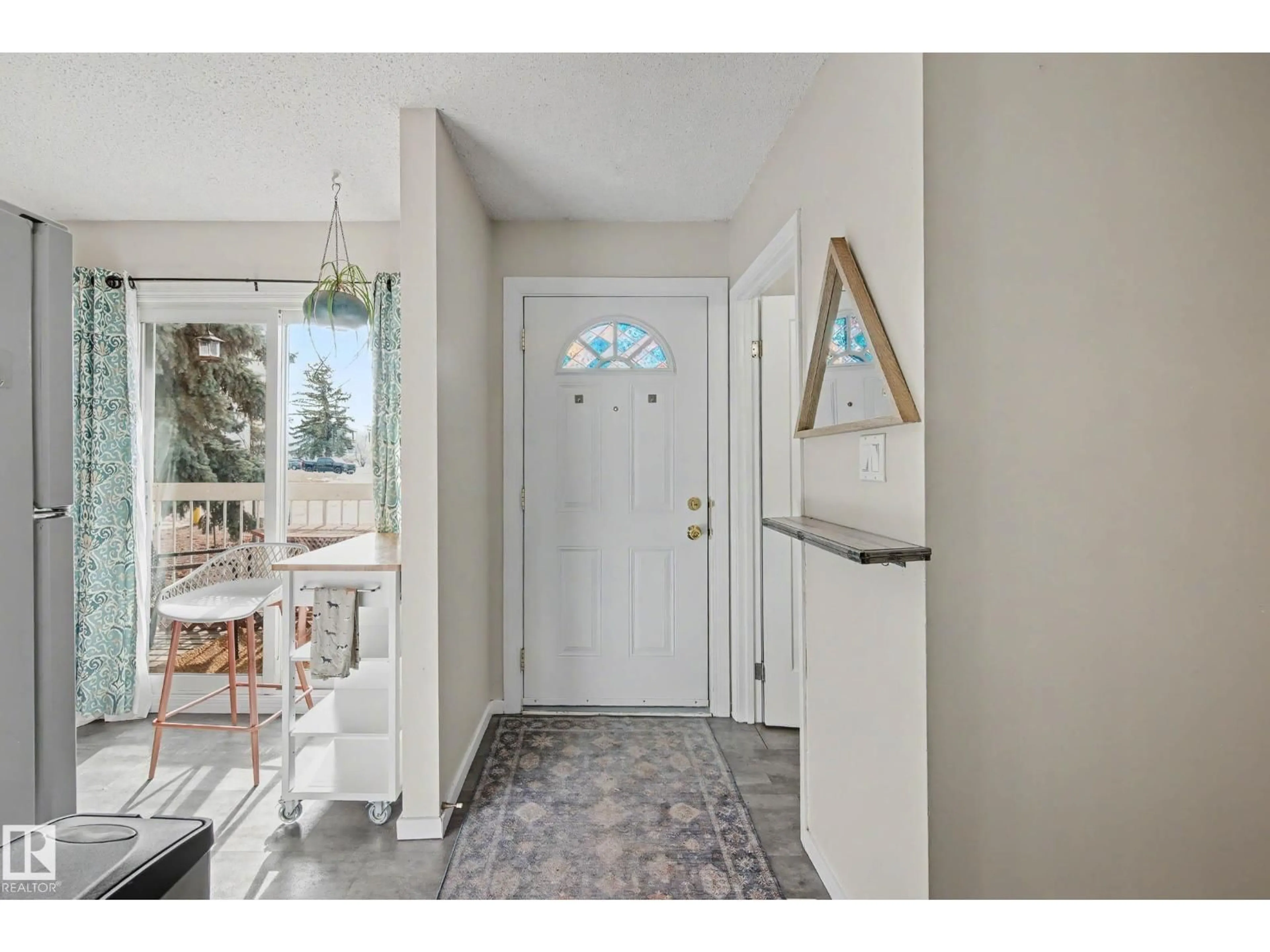 Indoor entryway for 14440 56 ST, Edmonton Alberta T5A3R1