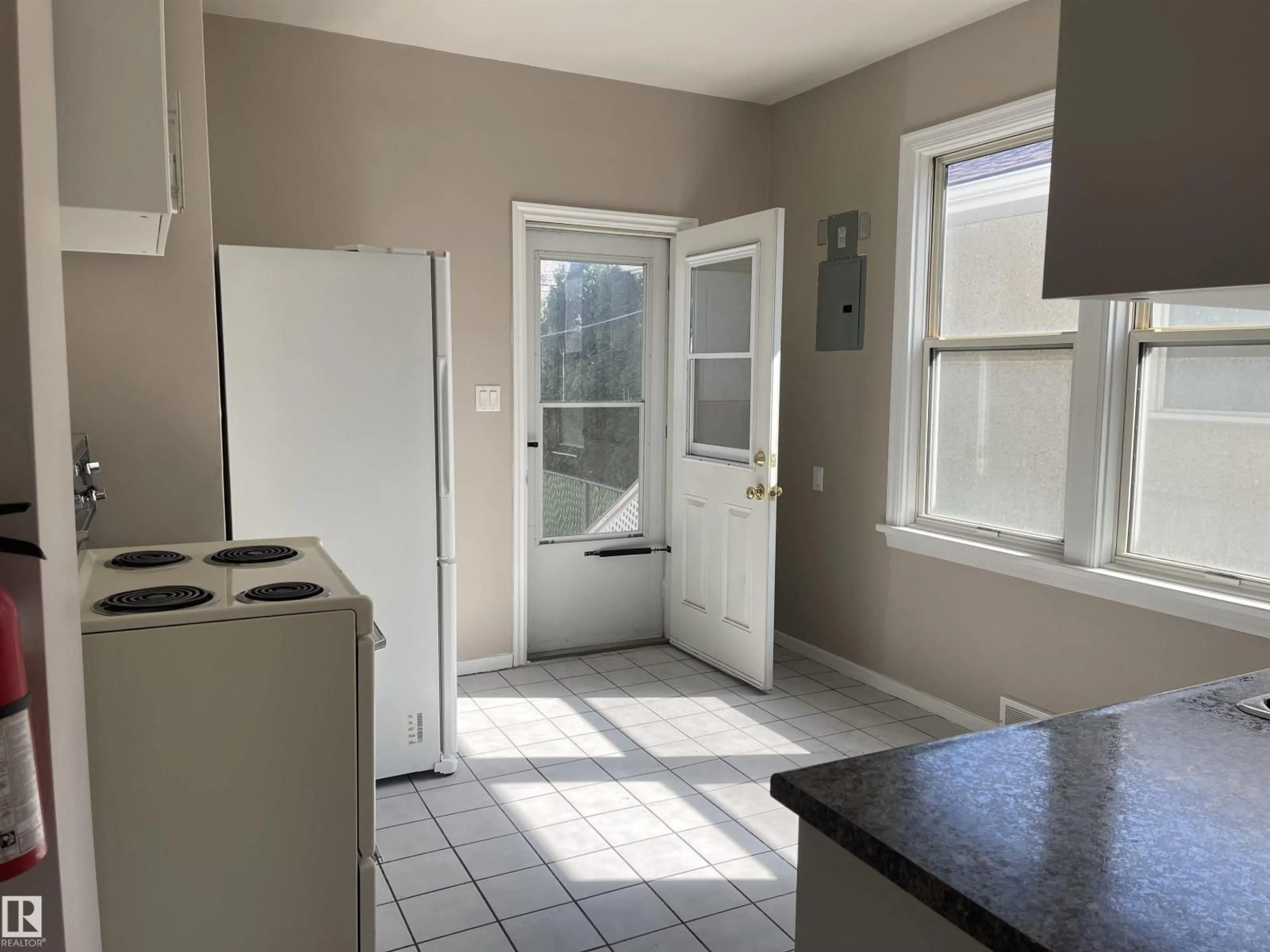 Standard kitchen, unknown for 11161 96 ST NW, Edmonton Alberta T5G1S8