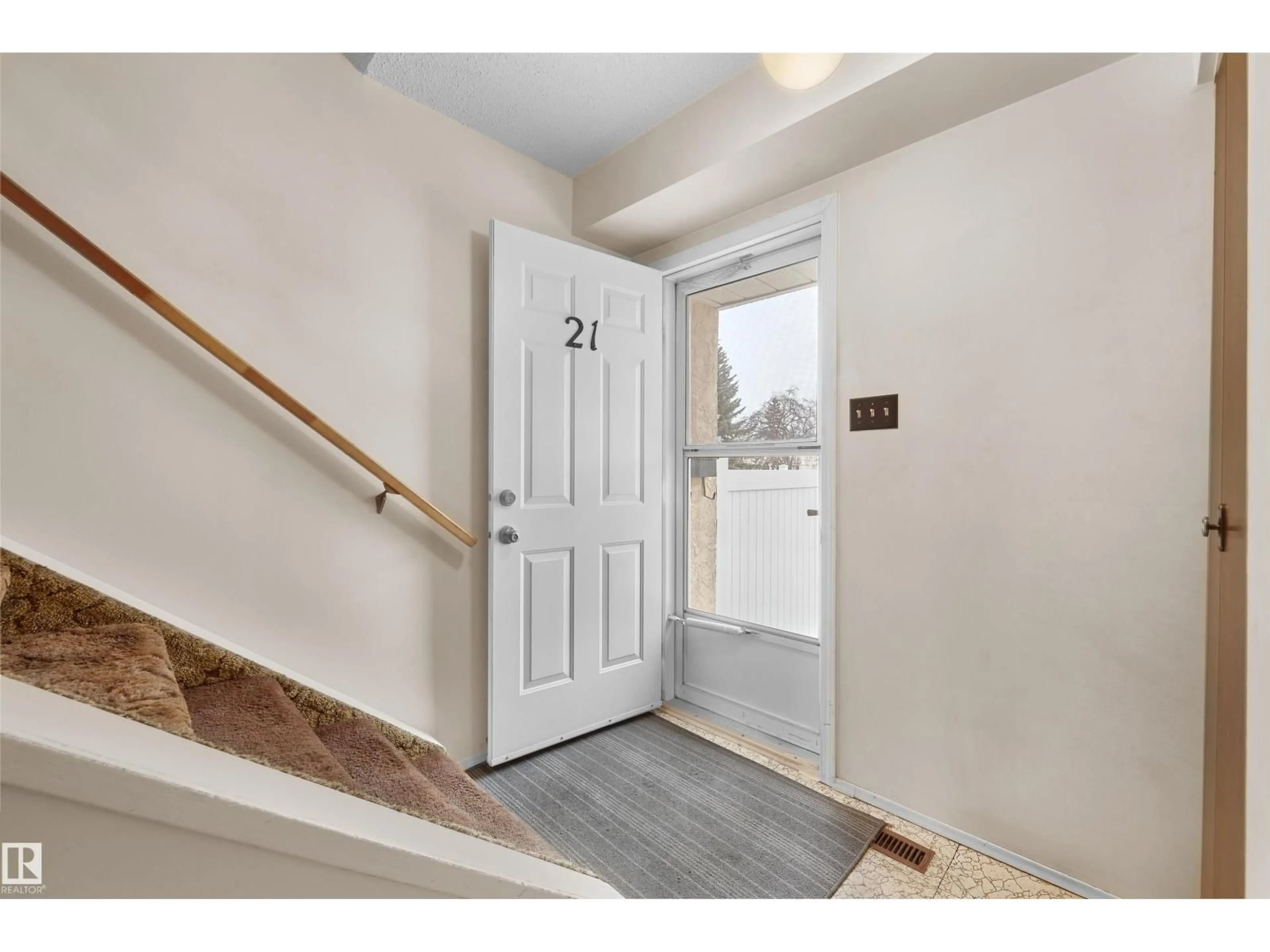 Indoor entryway for NW - 21 LAKEWOOD VG, Edmonton Alberta T6K2B3