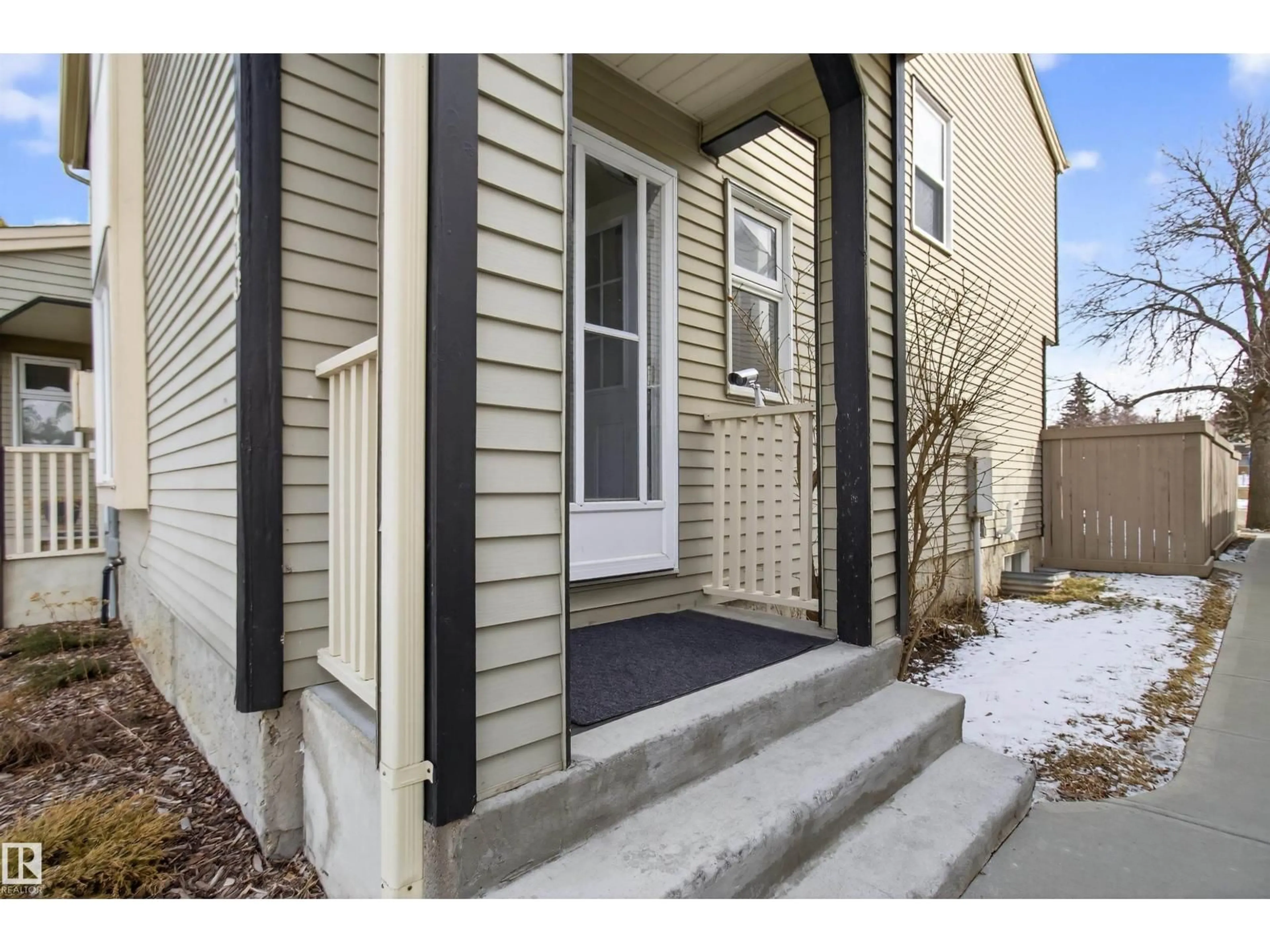 Indoor entryway for 843 VILLAGE DR, Sherwood Park Alberta T8A4H9