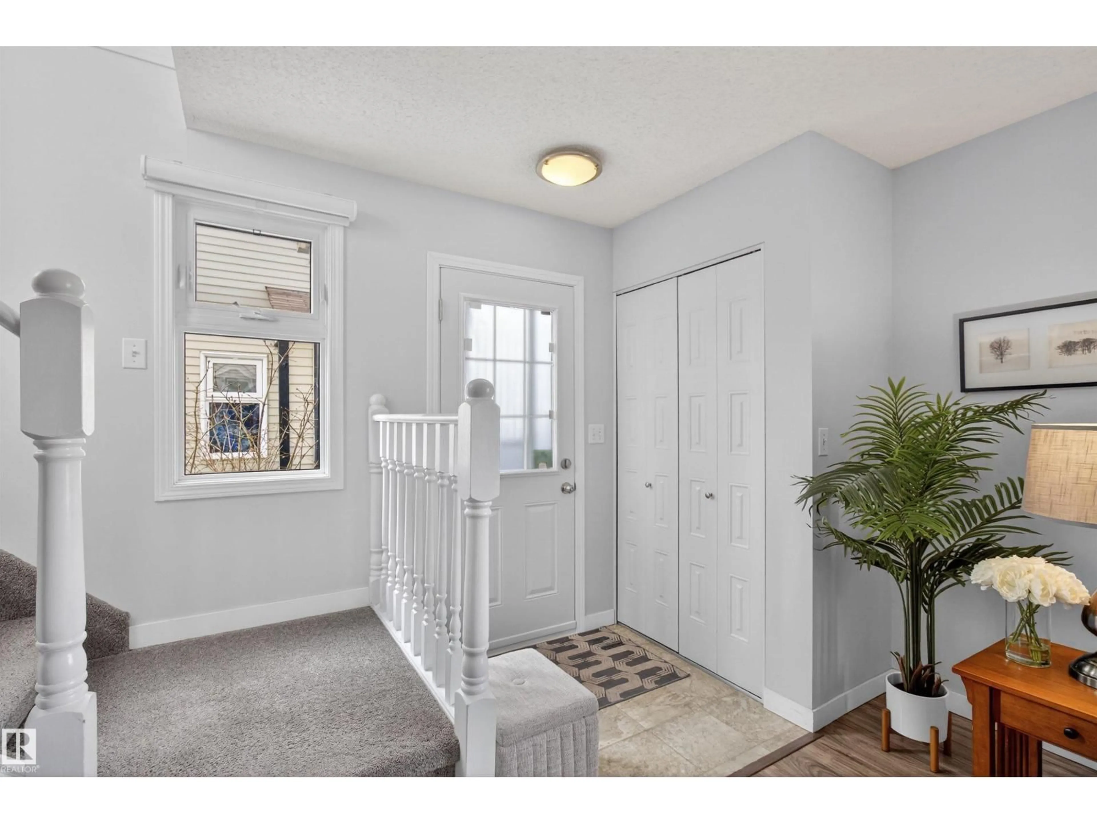 Indoor entryway for 843 VILLAGE DR, Sherwood Park Alberta T8A4H9