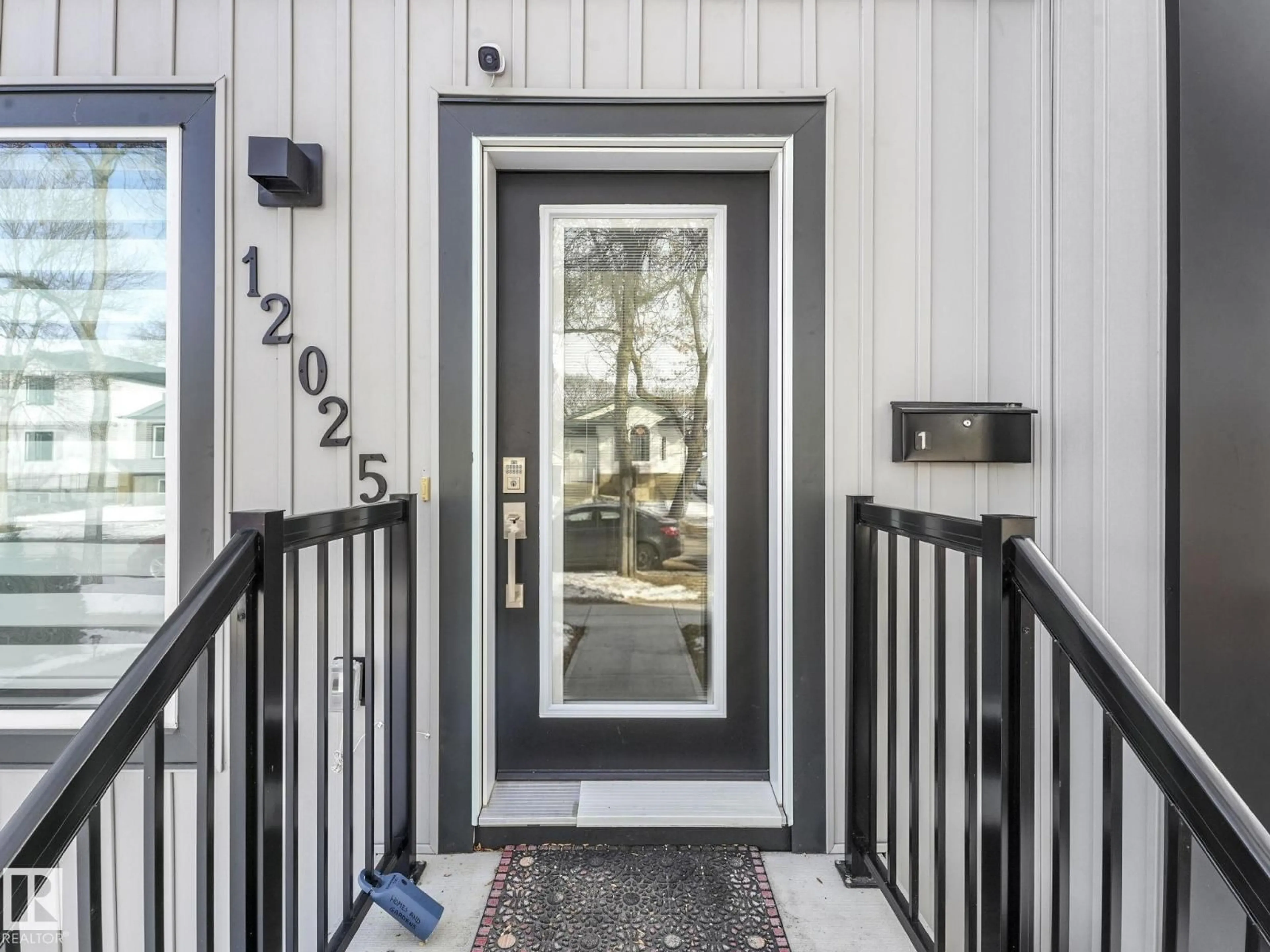 Indoor entryway for 12025 92 ST, Edmonton Alberta T5G1A8