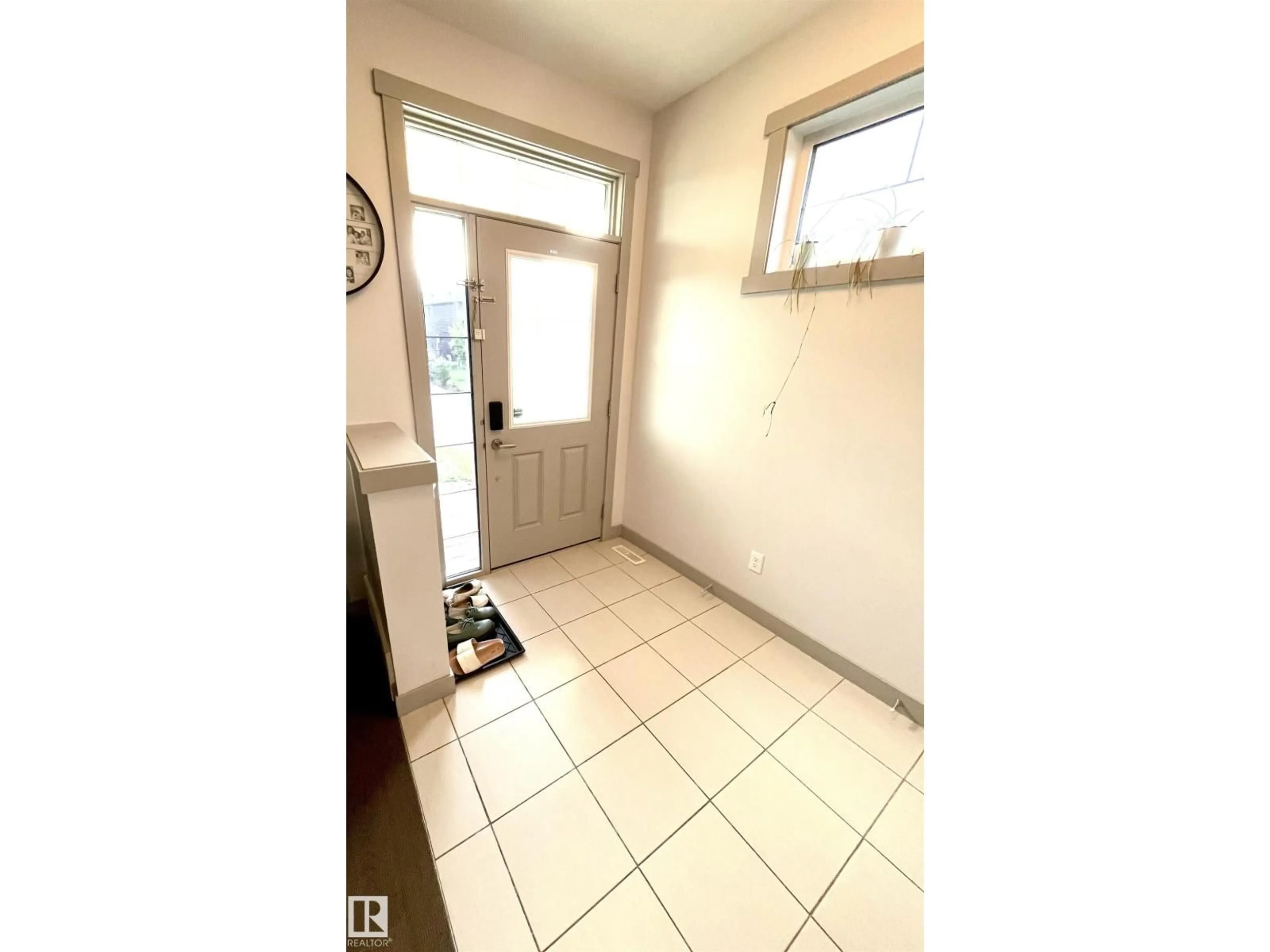 A pic of a room for SW - 16464 15 AV, Edmonton Alberta T6W2Z7