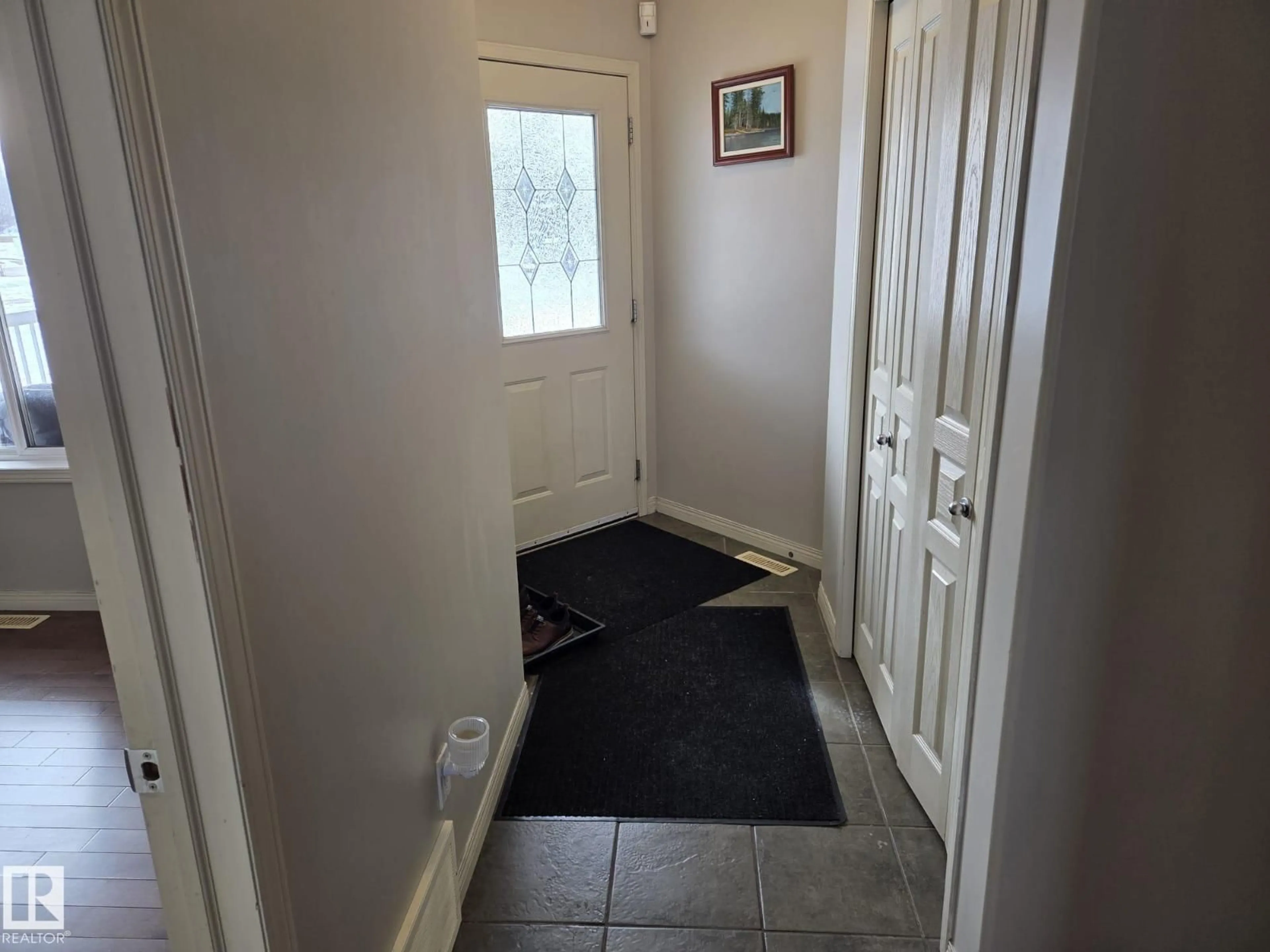 Indoor entryway for 314 MCMANN DR, Rural Parkland County Alberta T7Z2V1