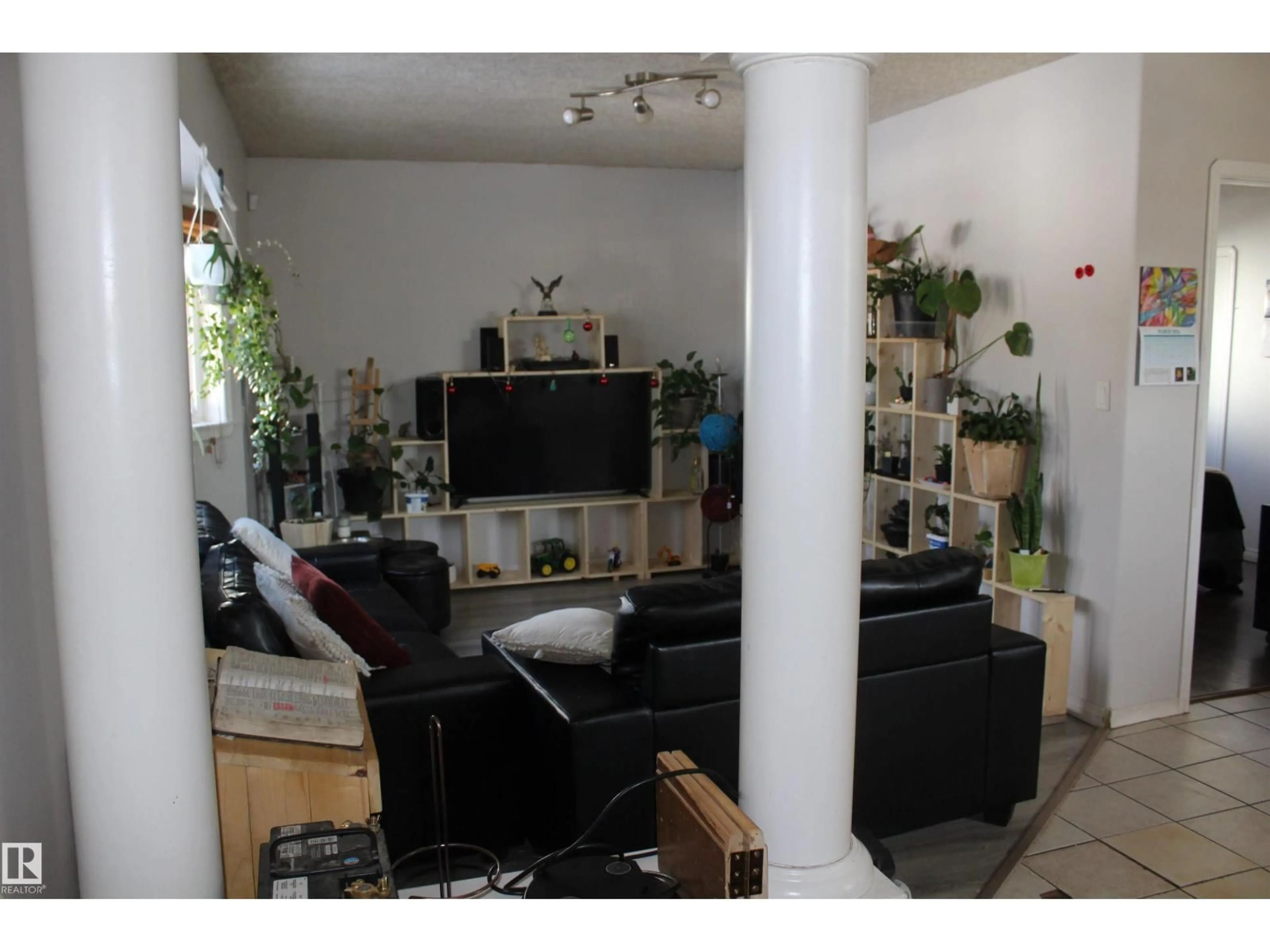 Unknown for 11927 96 ST, Edmonton Alberta T5J2R4