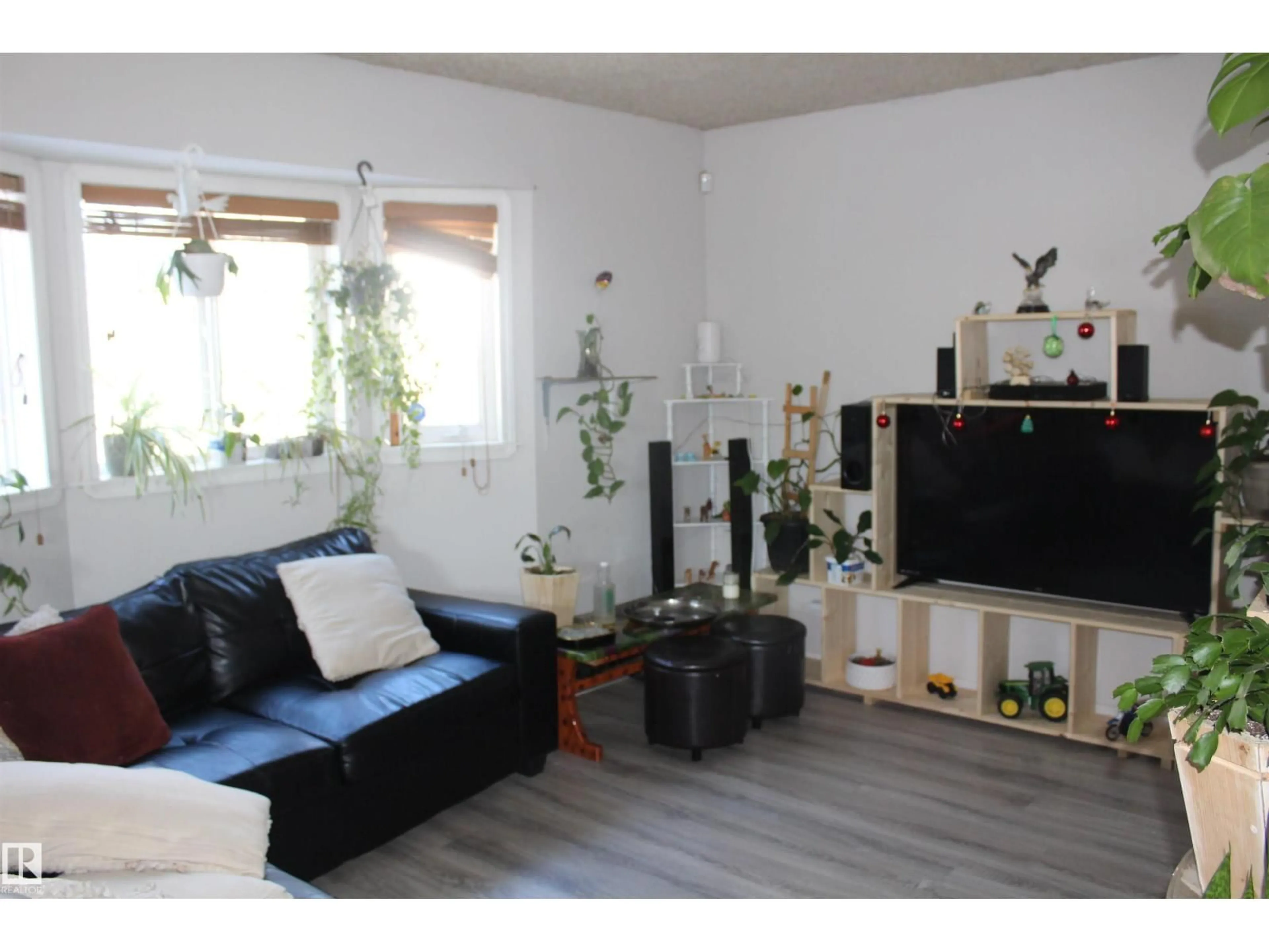 Living room with furniture, wood/laminate floor for 11927 96 ST, Edmonton Alberta T5J2R4