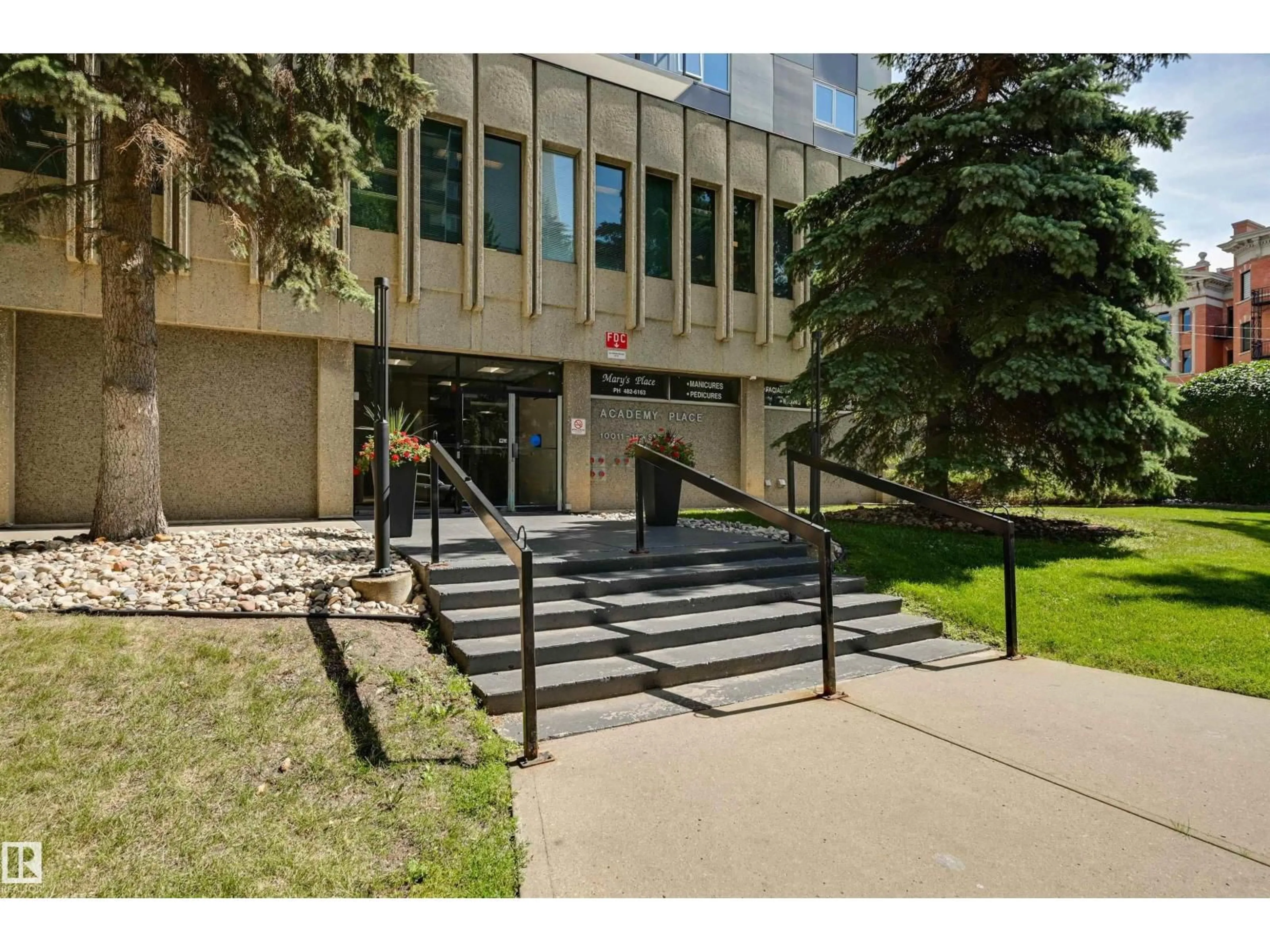 Indoor foyer for 10011 - 802 116 ST, Edmonton Alberta T5K1V4