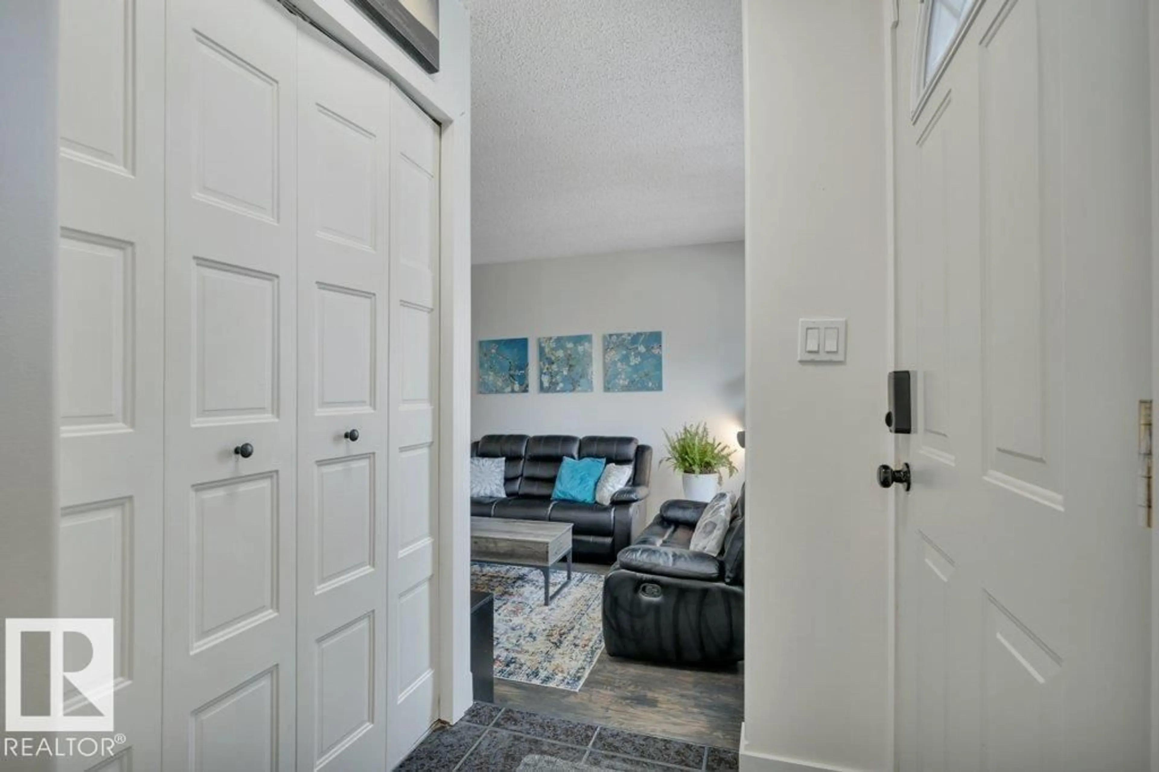 Indoor entryway for 1939 68 ST, Edmonton Alberta T6K2J1