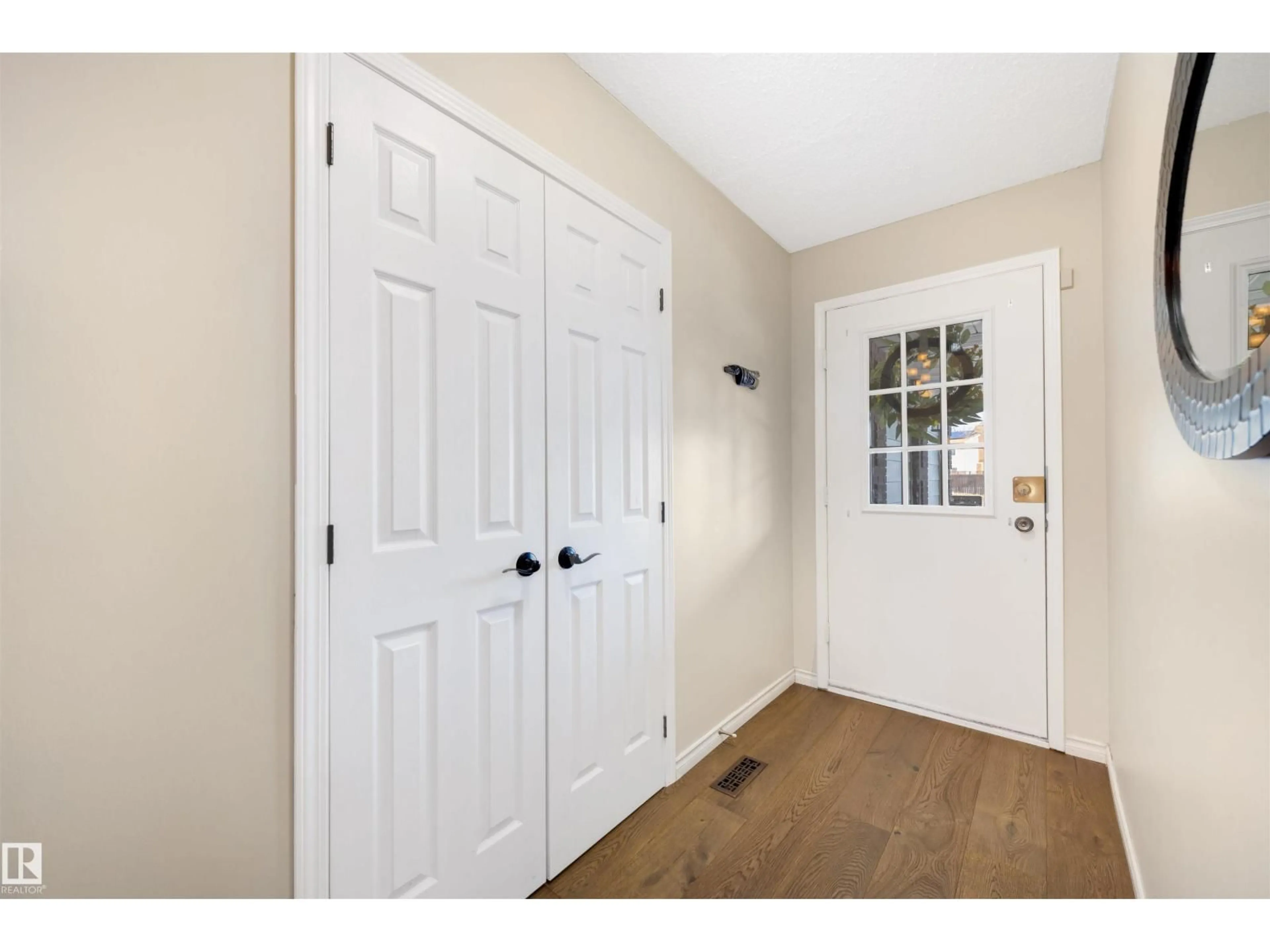 Indoor entryway for 5125 37 AV, Edmonton Alberta T6L1V6