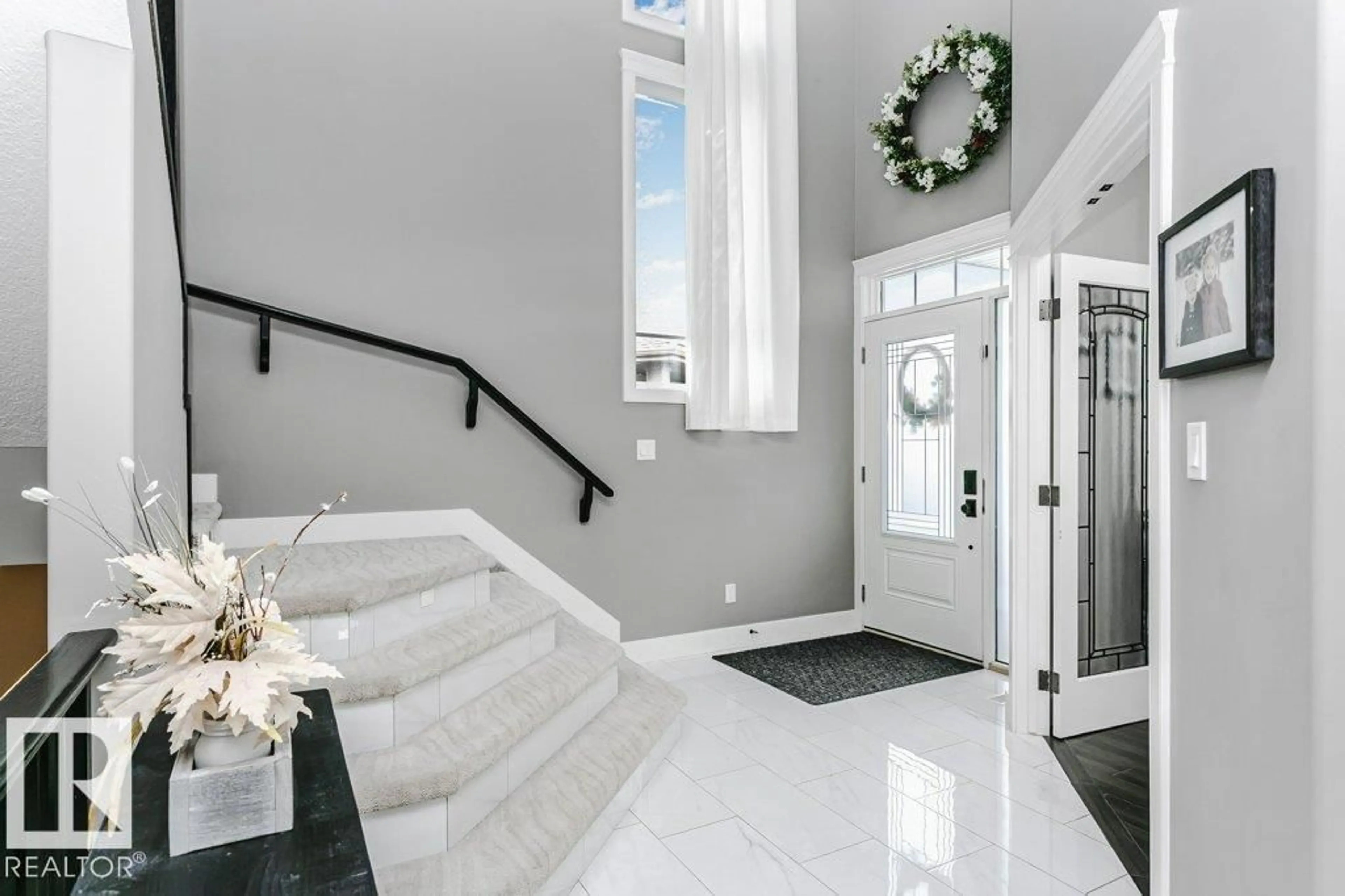 Indoor entryway for 9 MONARCH CL, Fort Saskatchewan Alberta T8L0N9