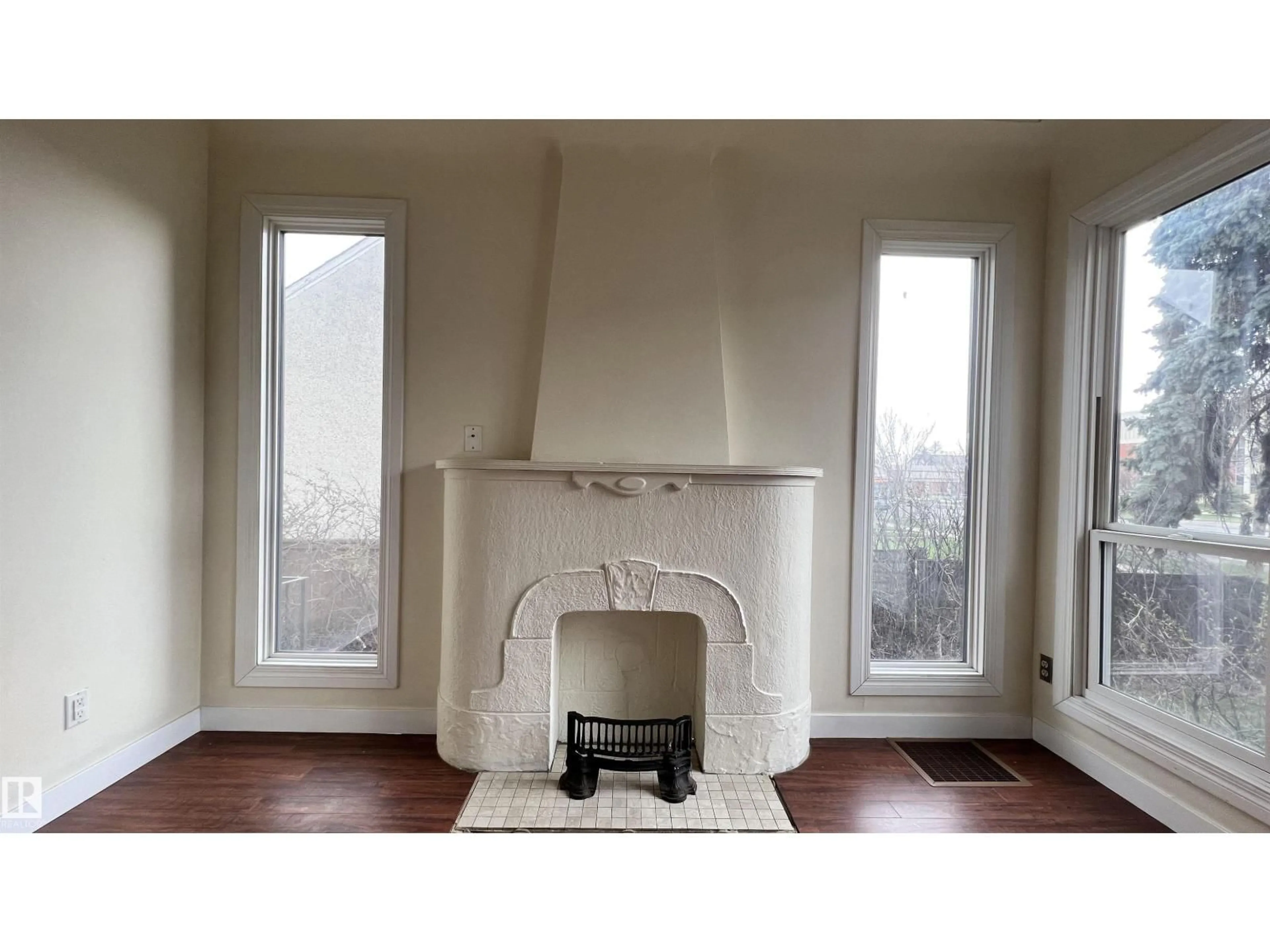 A pic of a room for 10839 109 ST NW, Edmonton Alberta T5H3B9