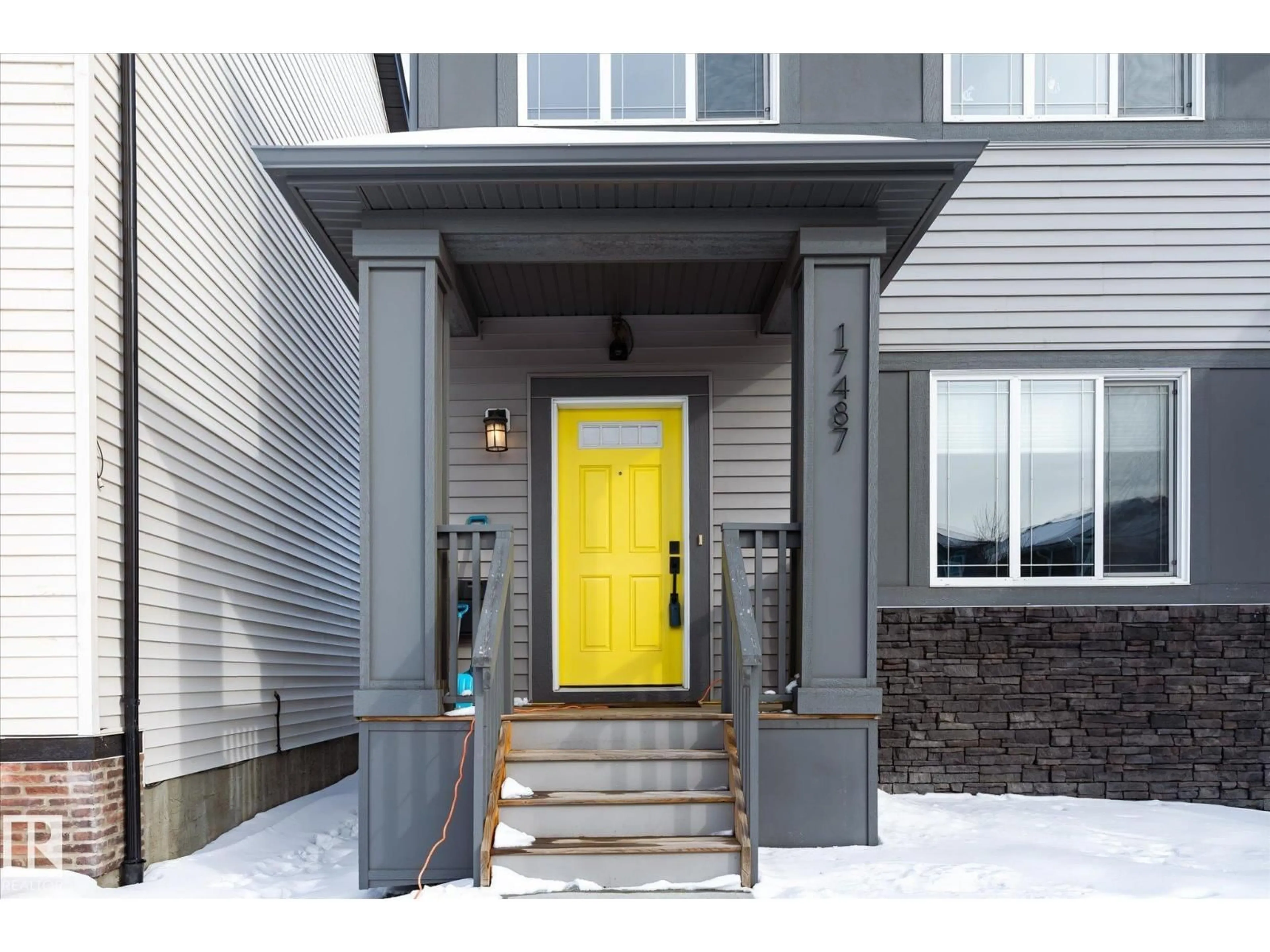 Indoor entryway for 17487 77 ST, Edmonton Alberta T5Z0R4