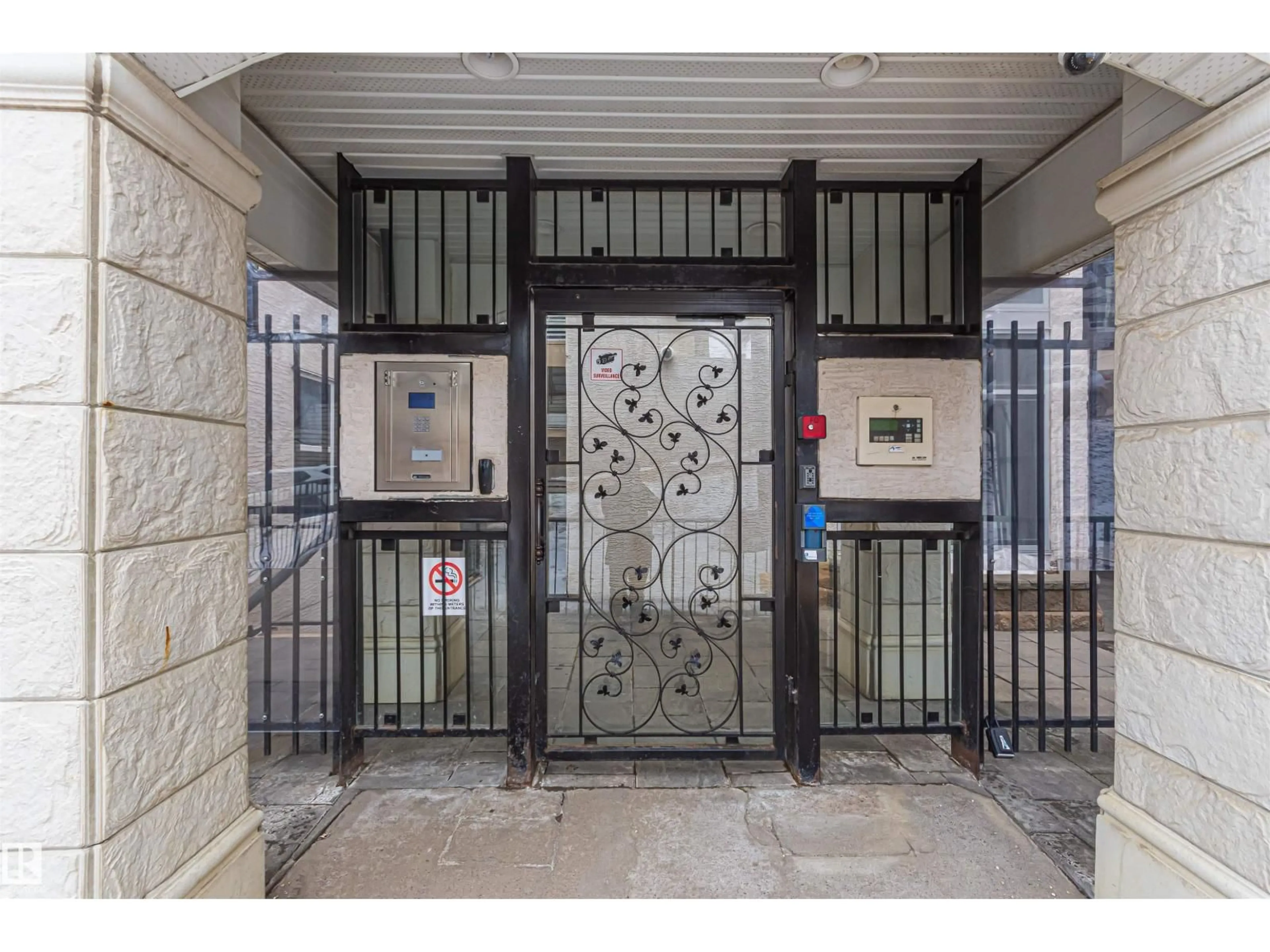 Indoor foyer for 415 - 10503 98 AV, Edmonton Alberta T5K0B2