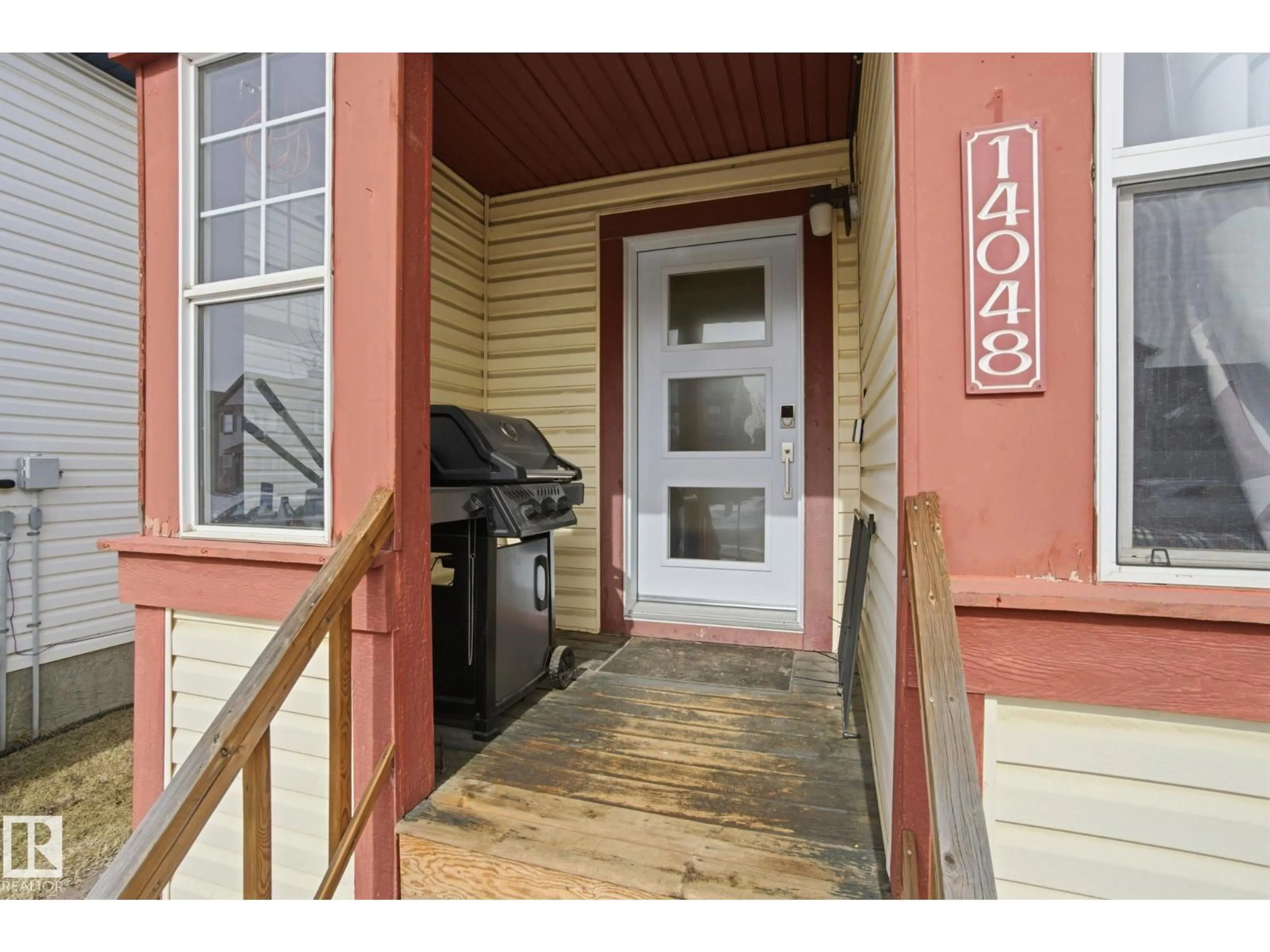 Indoor entryway for 14048 151 AV, Edmonton Alberta T6V1V1