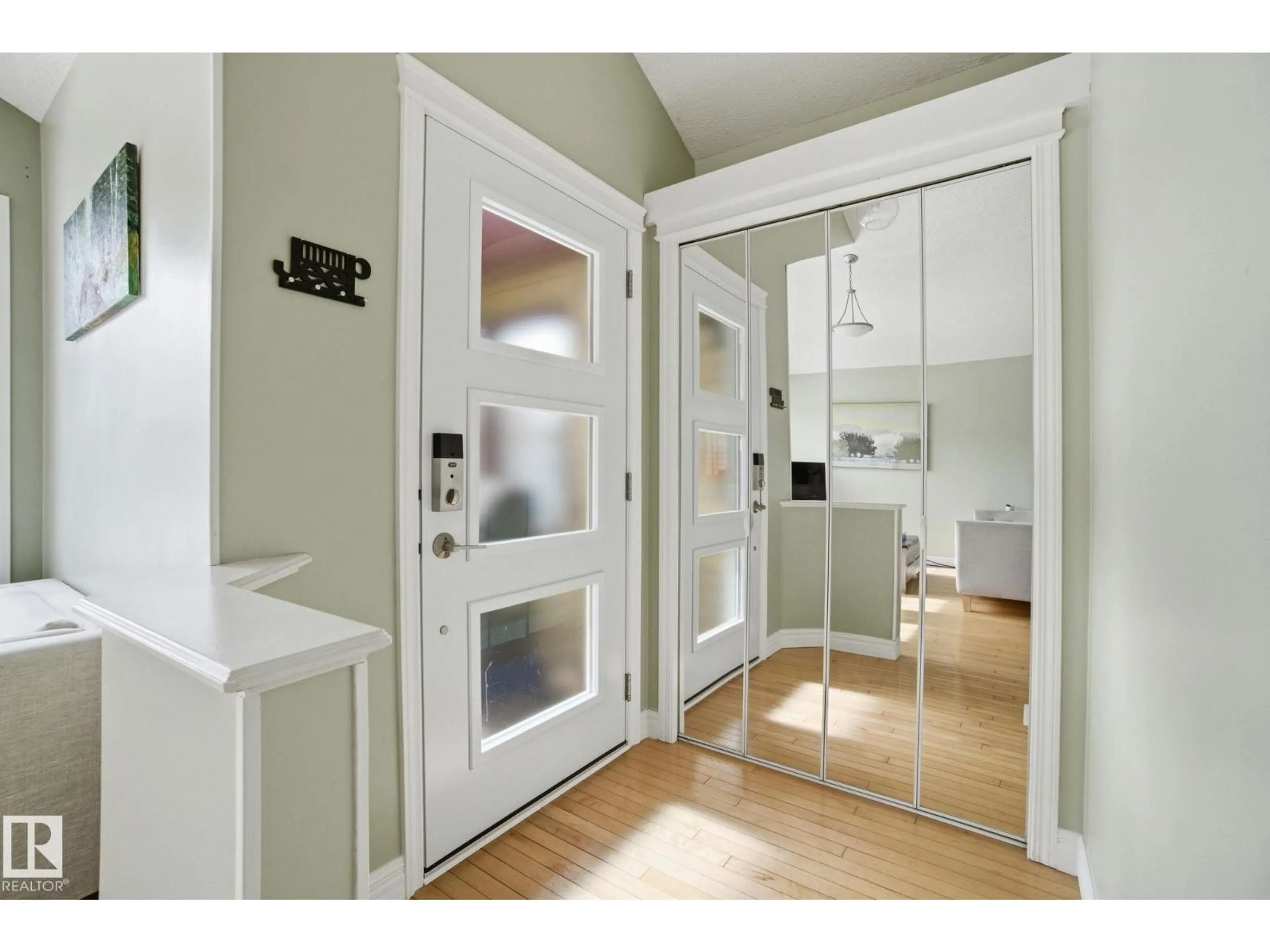 Indoor entryway for 14048 151 AV, Edmonton Alberta T6V1V1