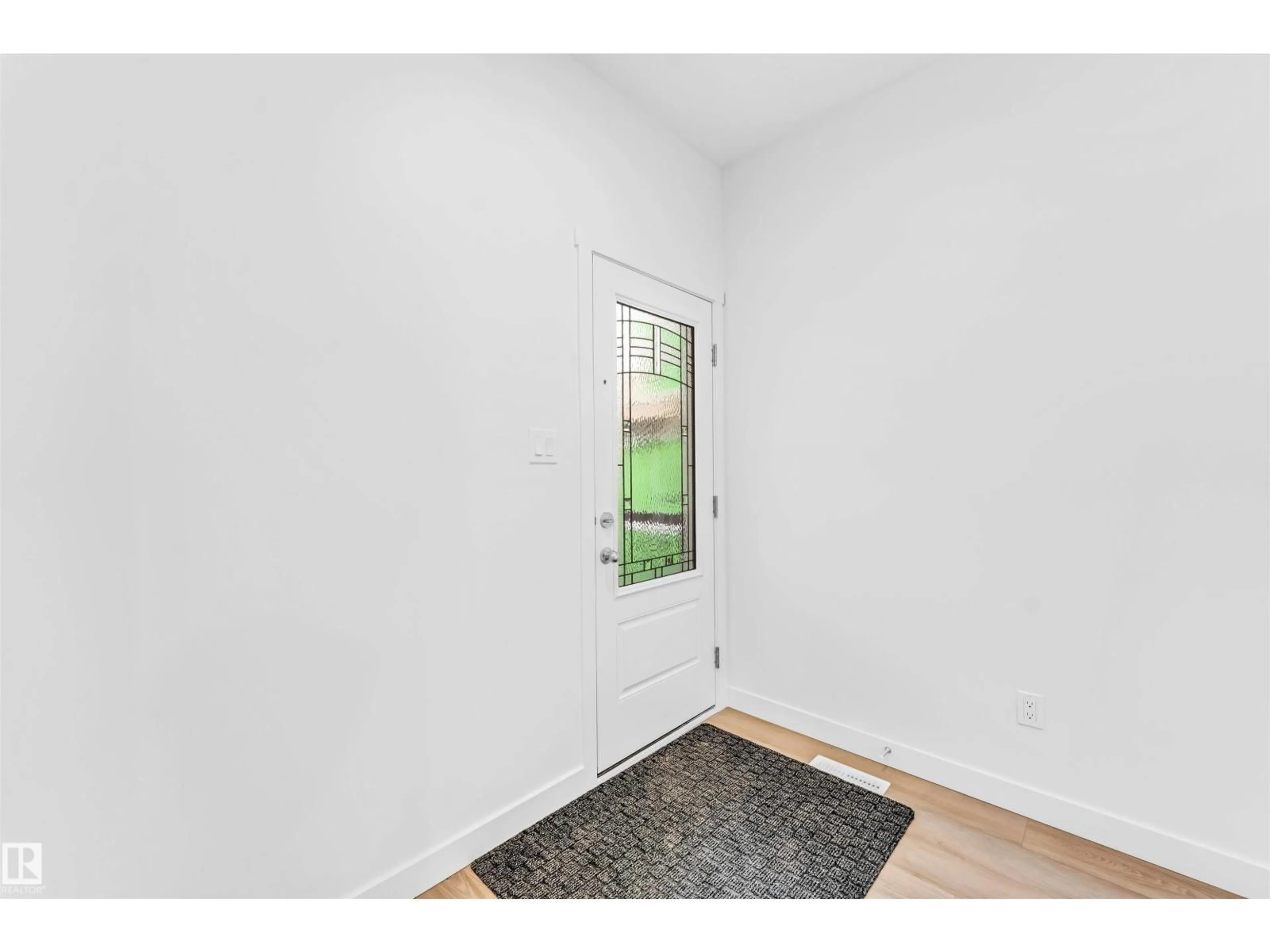 Indoor entryway for 1216 13 AV, Edmonton Alberta T6T2W2