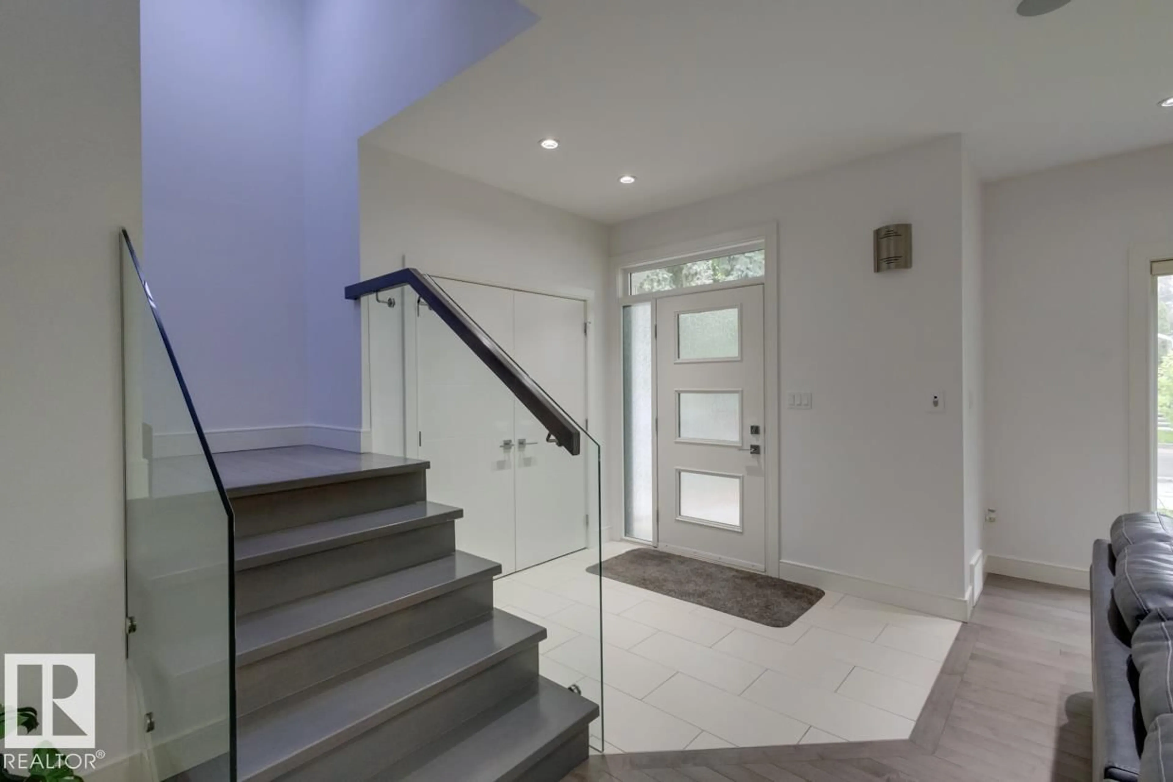 Indoor foyer for 11045 85 AV, Edmonton Alberta T6G0W5