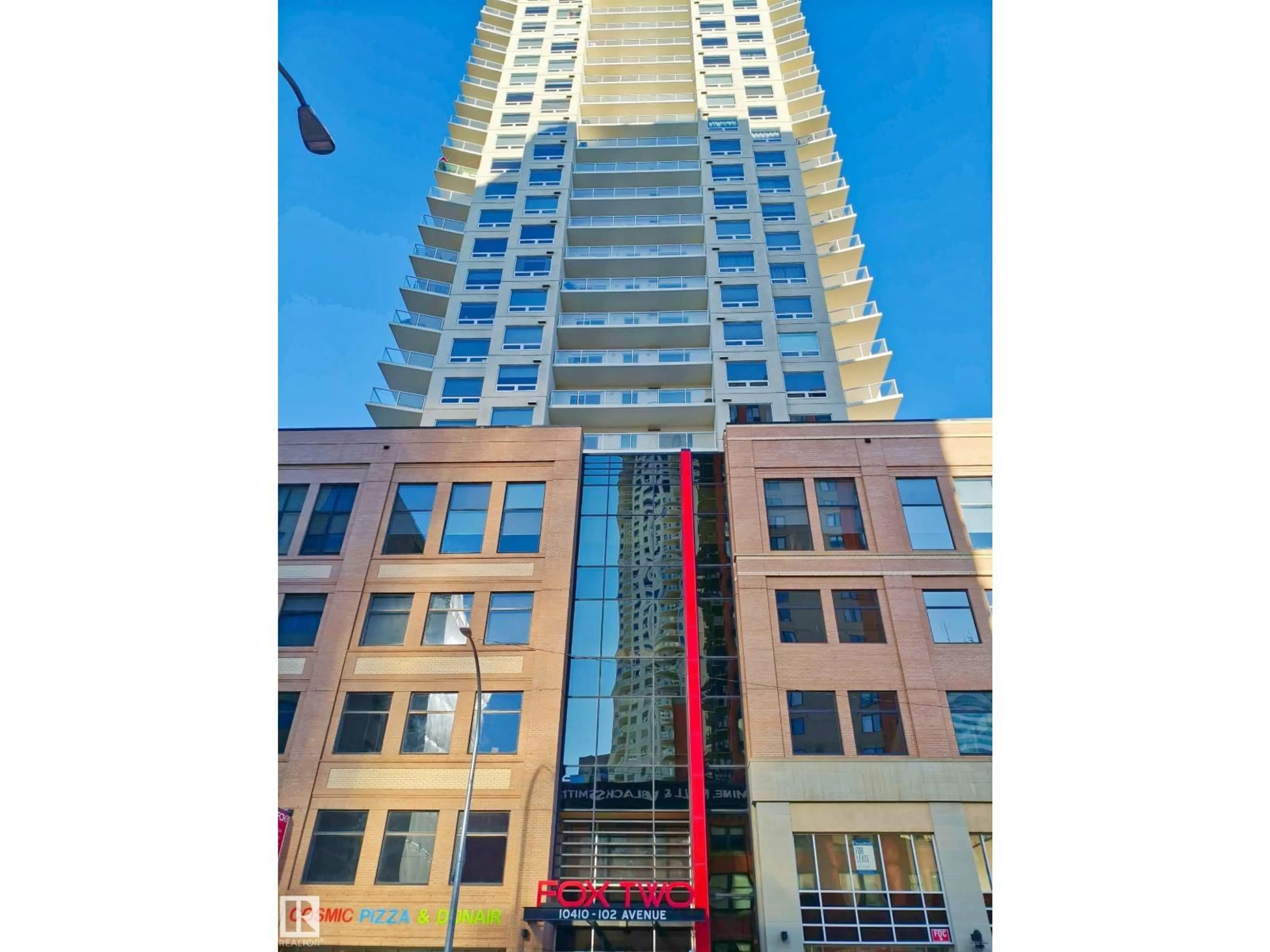 Indoor foyer for 10410 - 2505 102 AVE NW, Edmonton Alberta T5J0E9