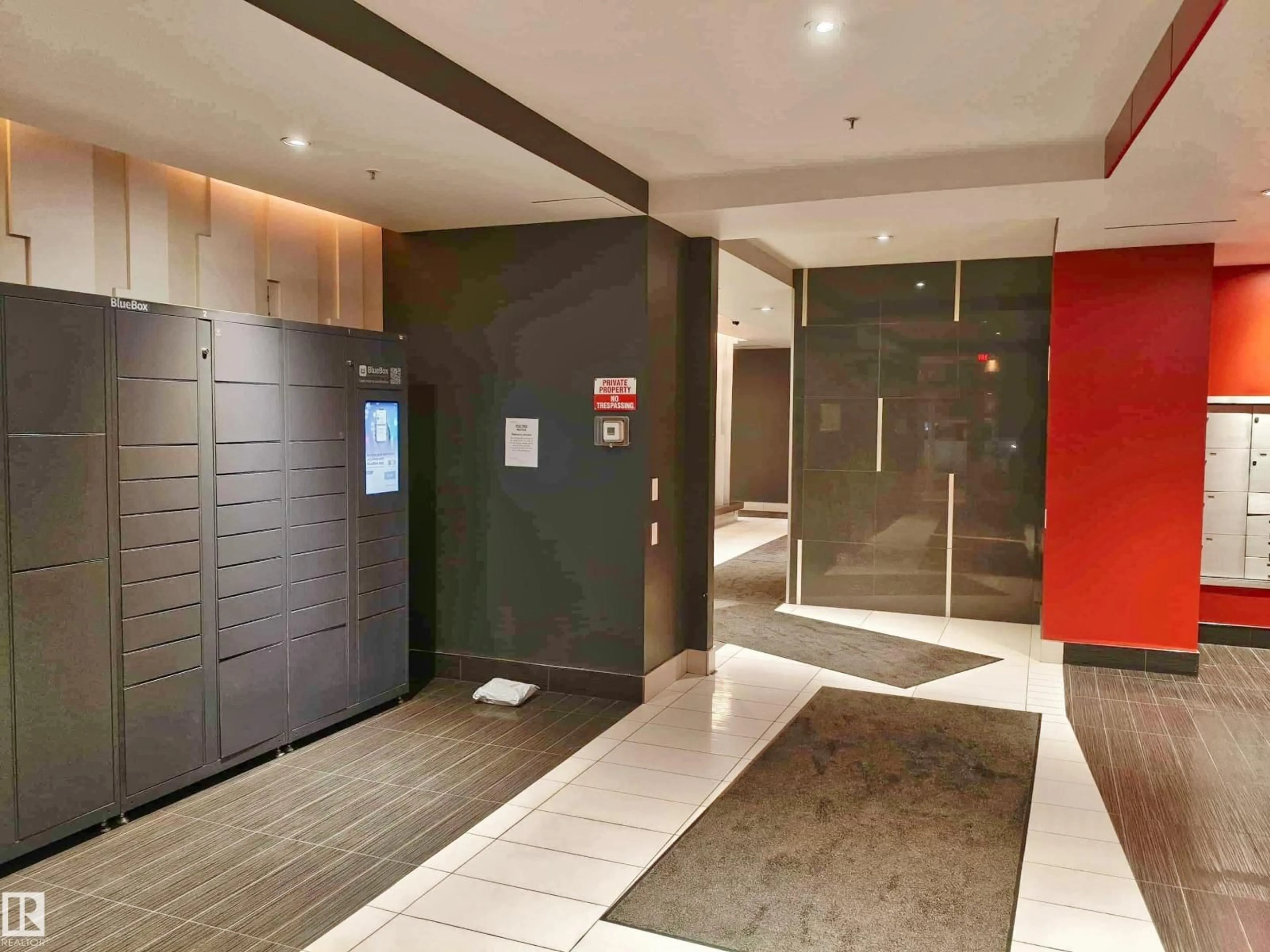 Indoor foyer for 10410 - 2505 102 AVE NW, Edmonton Alberta T5J0E9