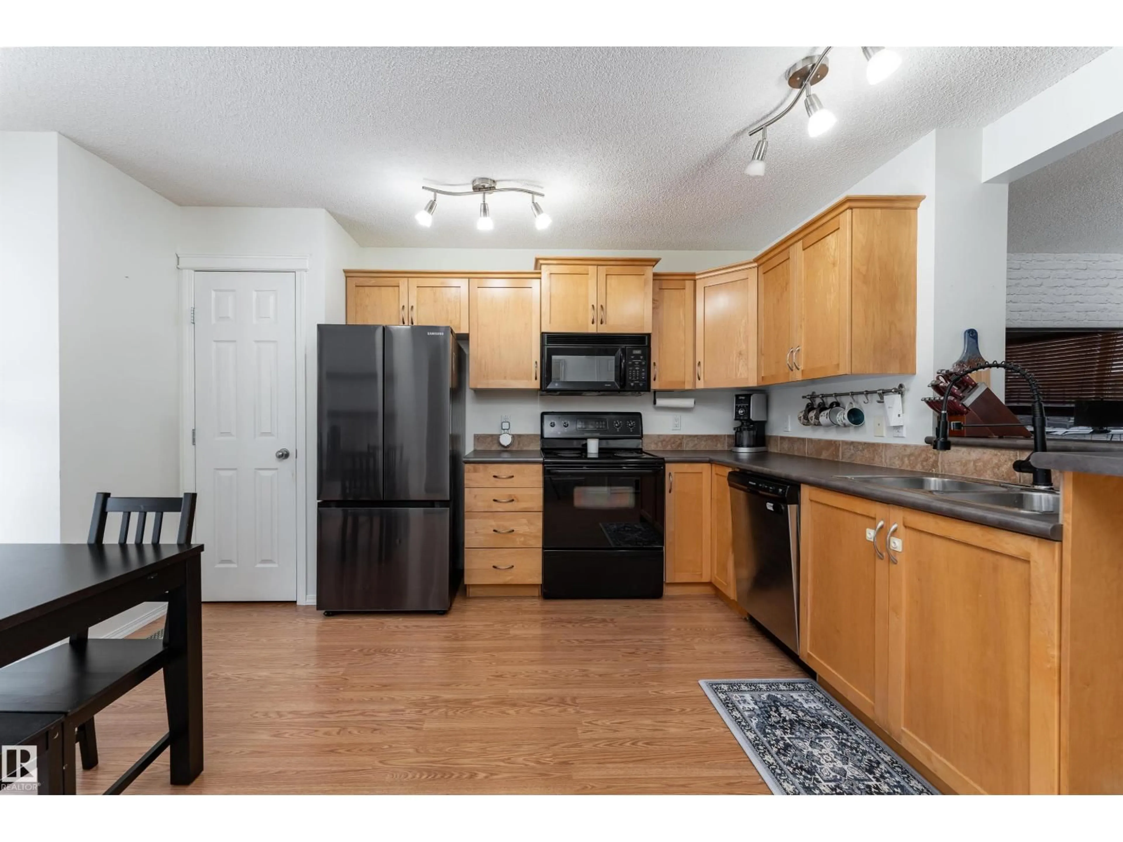 Standard kitchen, wood/laminate floor for 14044 151 AV, Edmonton Alberta T6V1V1