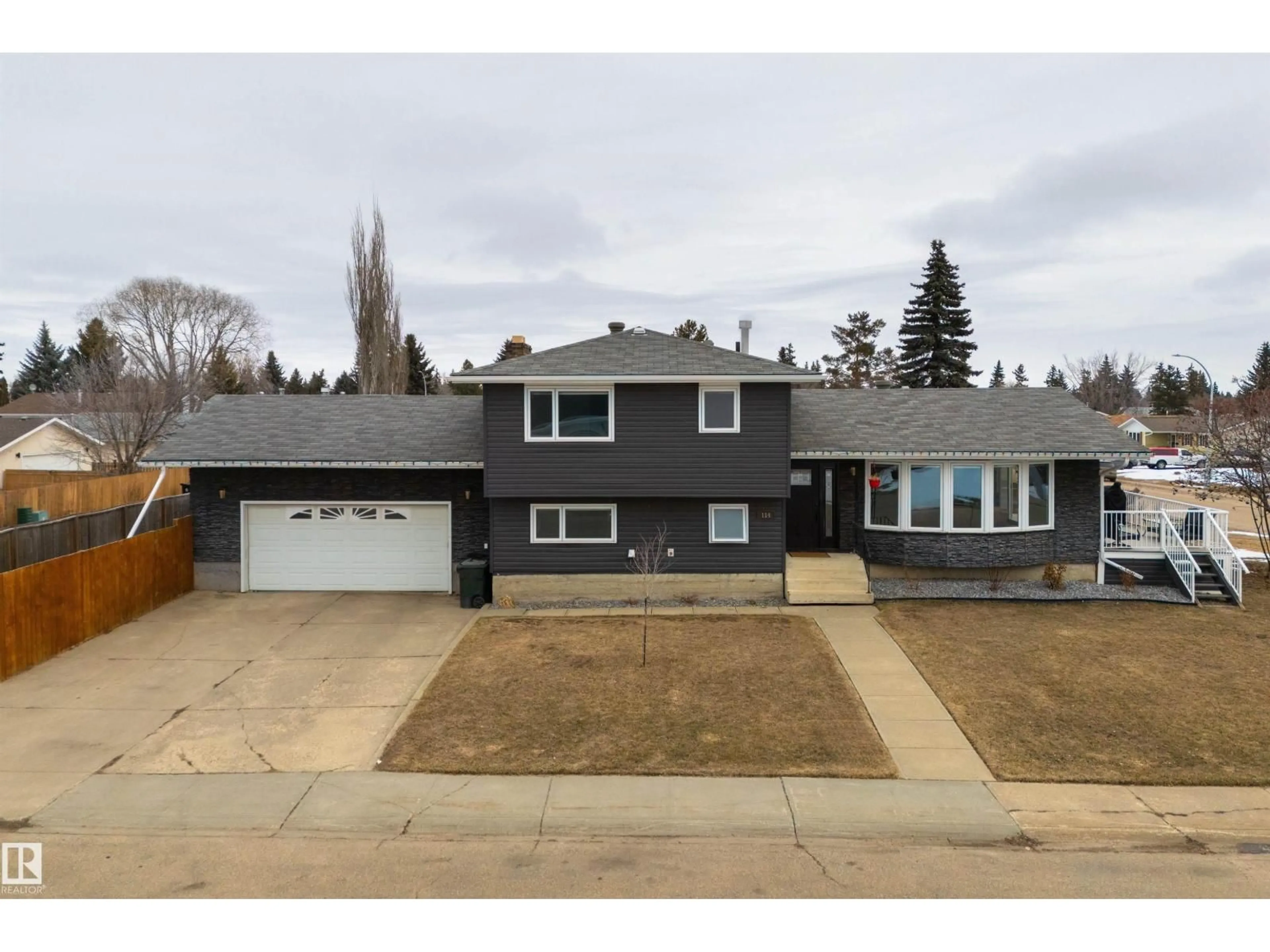 A pic from outside/outdoor area/front of a property/back of a property/a pic from drone, street for 114 WAVERLEY CR, Spruce Grove Alberta T7X1P2