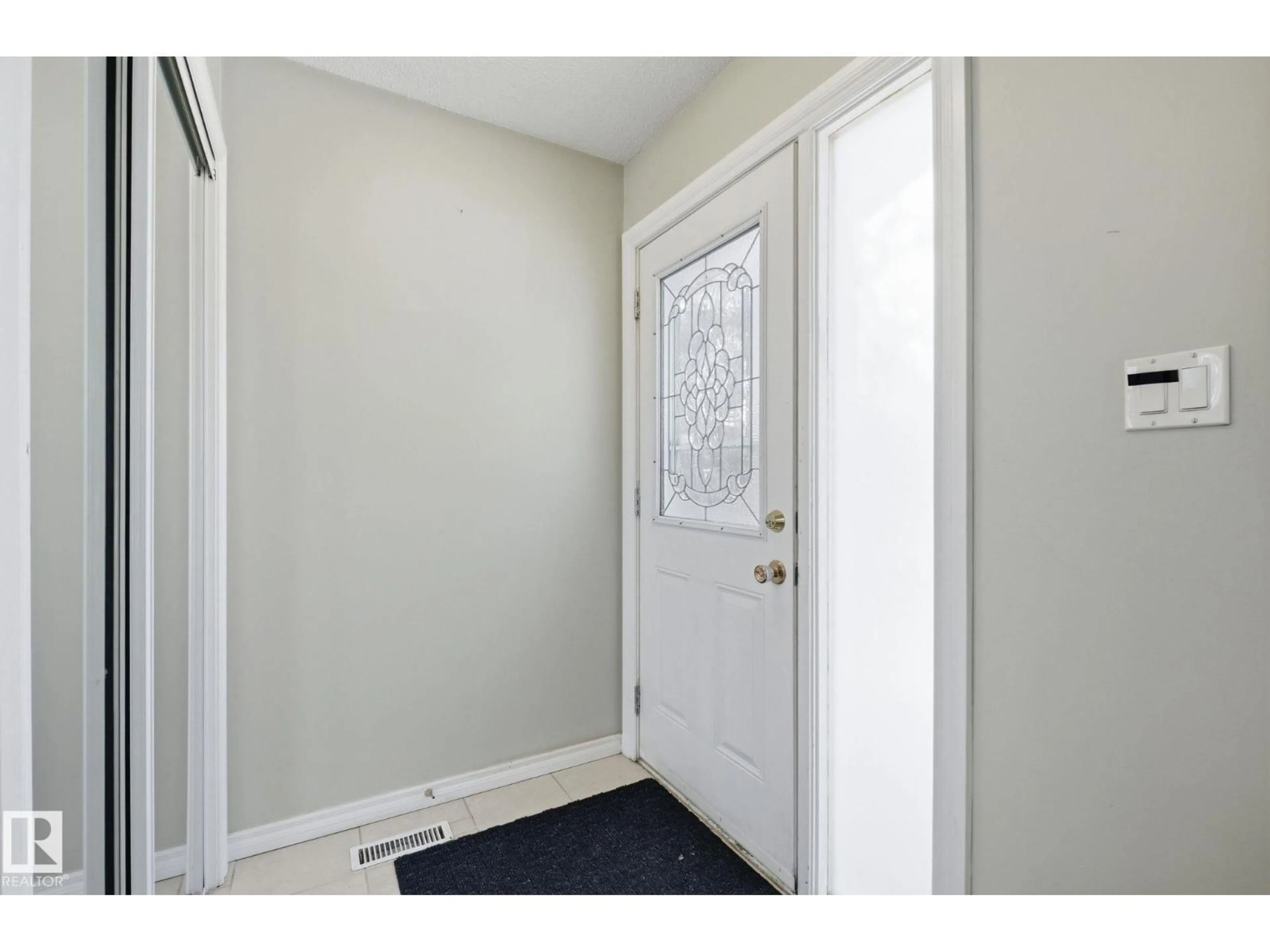 Indoor entryway for NW - 11915 92 ST, Edmonton Alberta T5G1A7